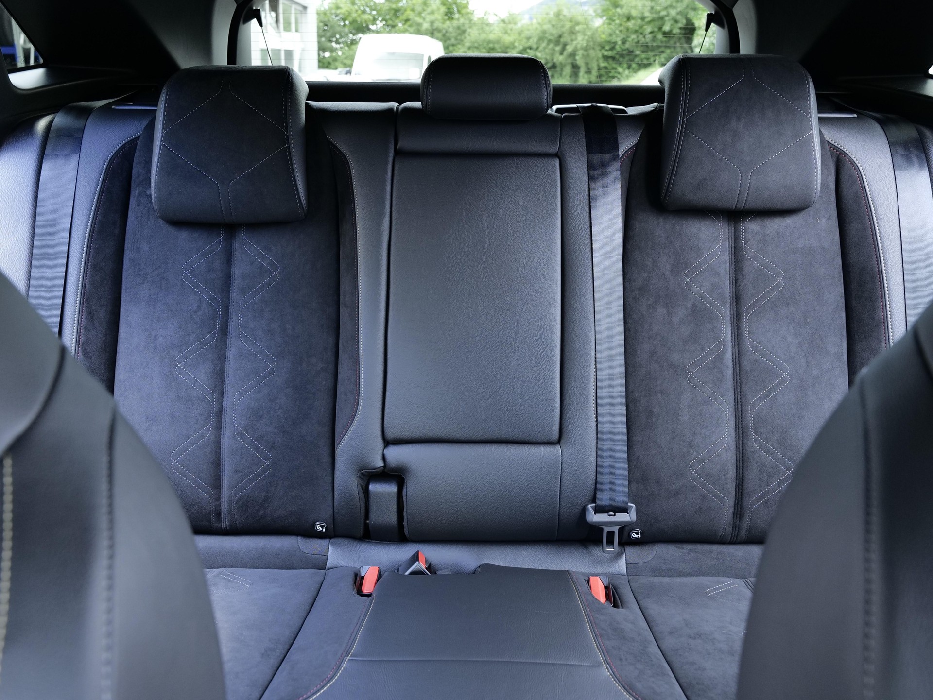 DS AUTOMOBILES 1.6 E-Tense 300 Ligne Noire 4x4-image-15