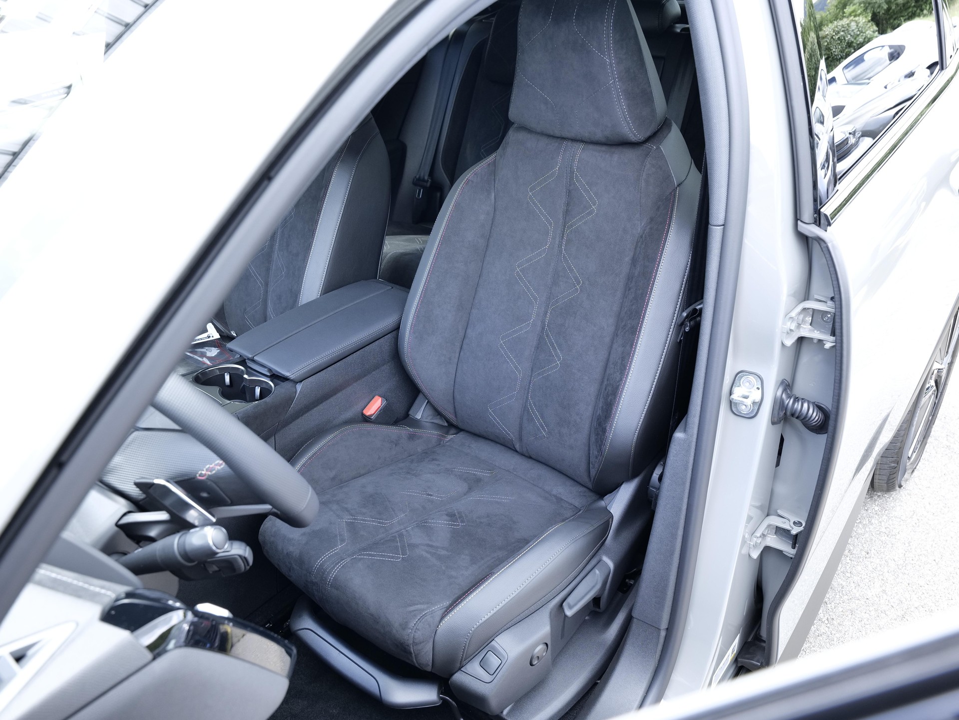 DS AUTOMOBILES 1.6 E-Tense 300 Ligne Noire 4x4-image-16