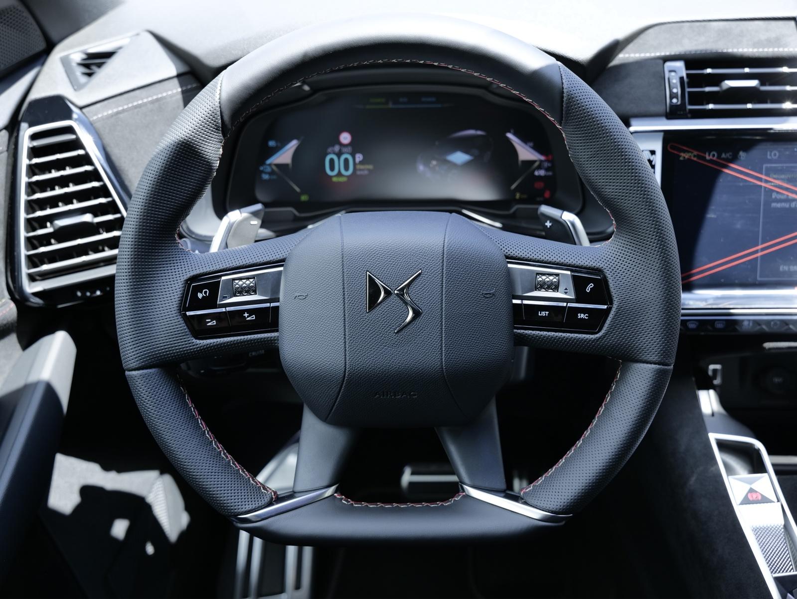 DS AUTOMOBILES 1.6 E-Tense 300 Ligne Noire 4x4-image-6