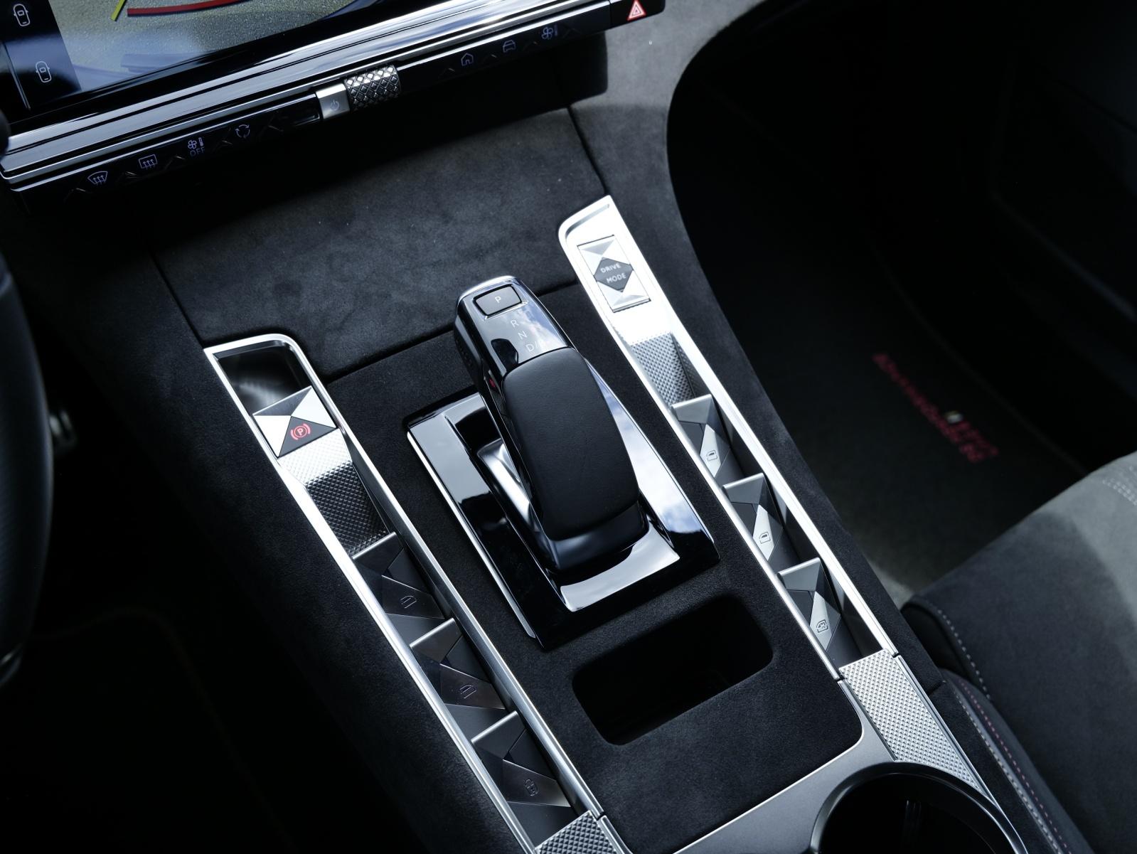 DS AUTOMOBILES 1.6 E-Tense 300 Ligne Noire 4x4-image-9