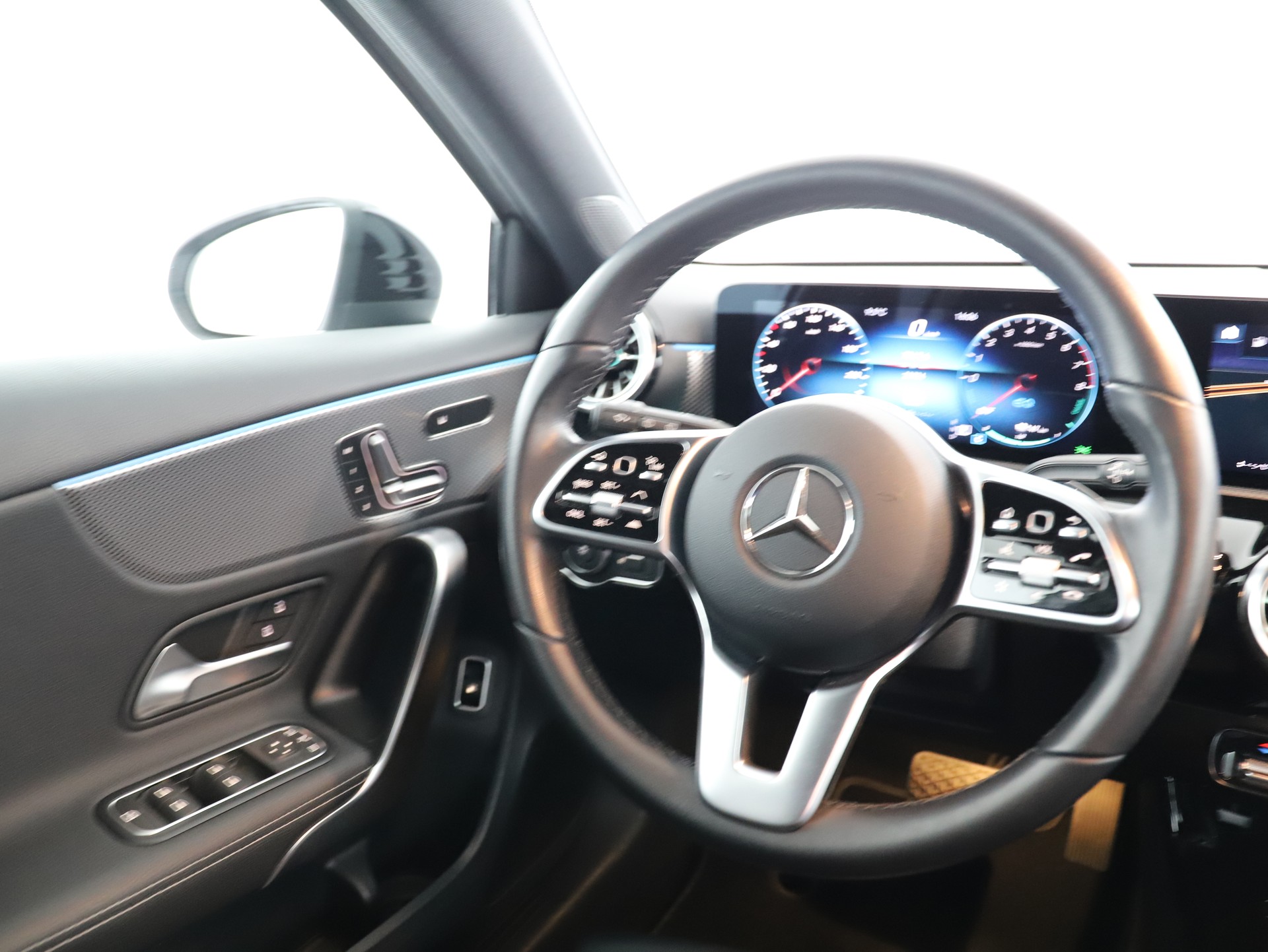MERCEDES-BENZ A 250e Progressive-image-11