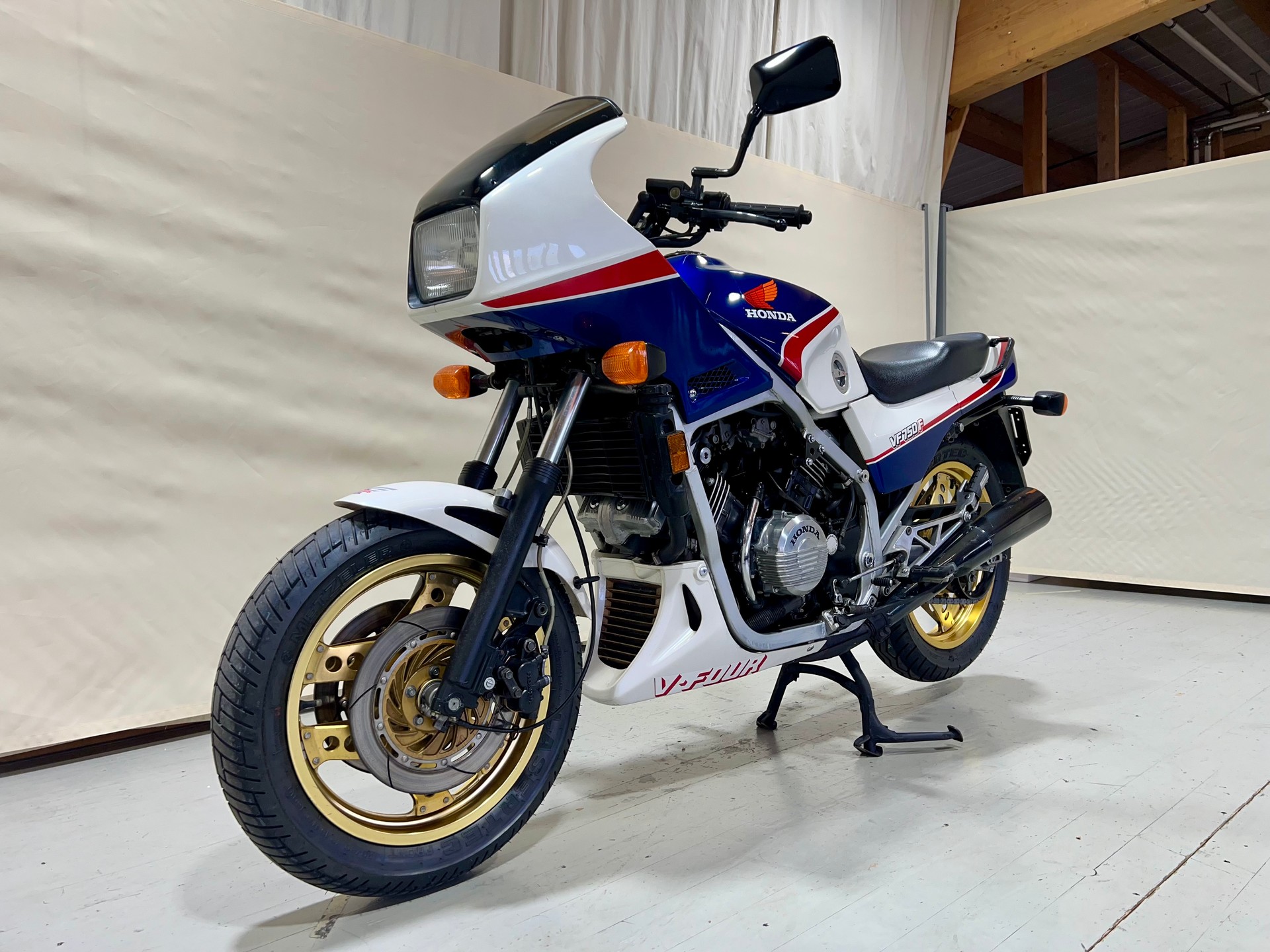 HONDA VF 750 F-image-8