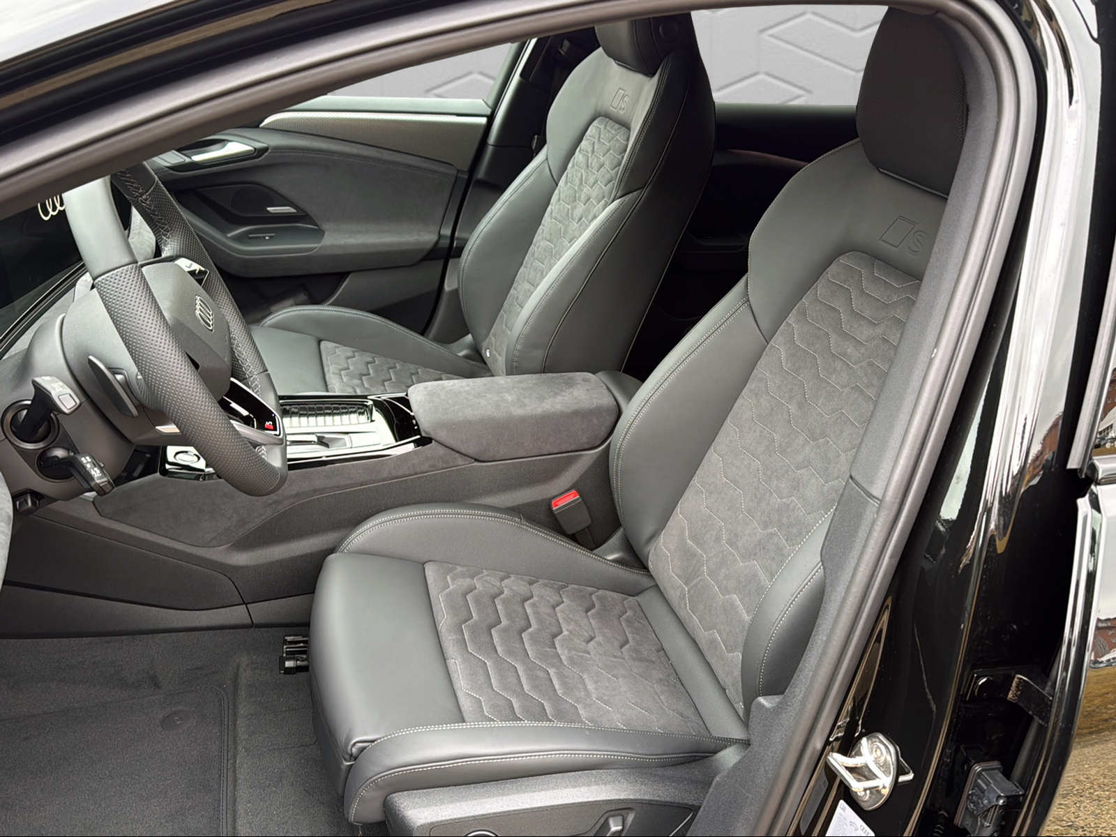 AUDI A6 Avant e-tron quattro-image-6