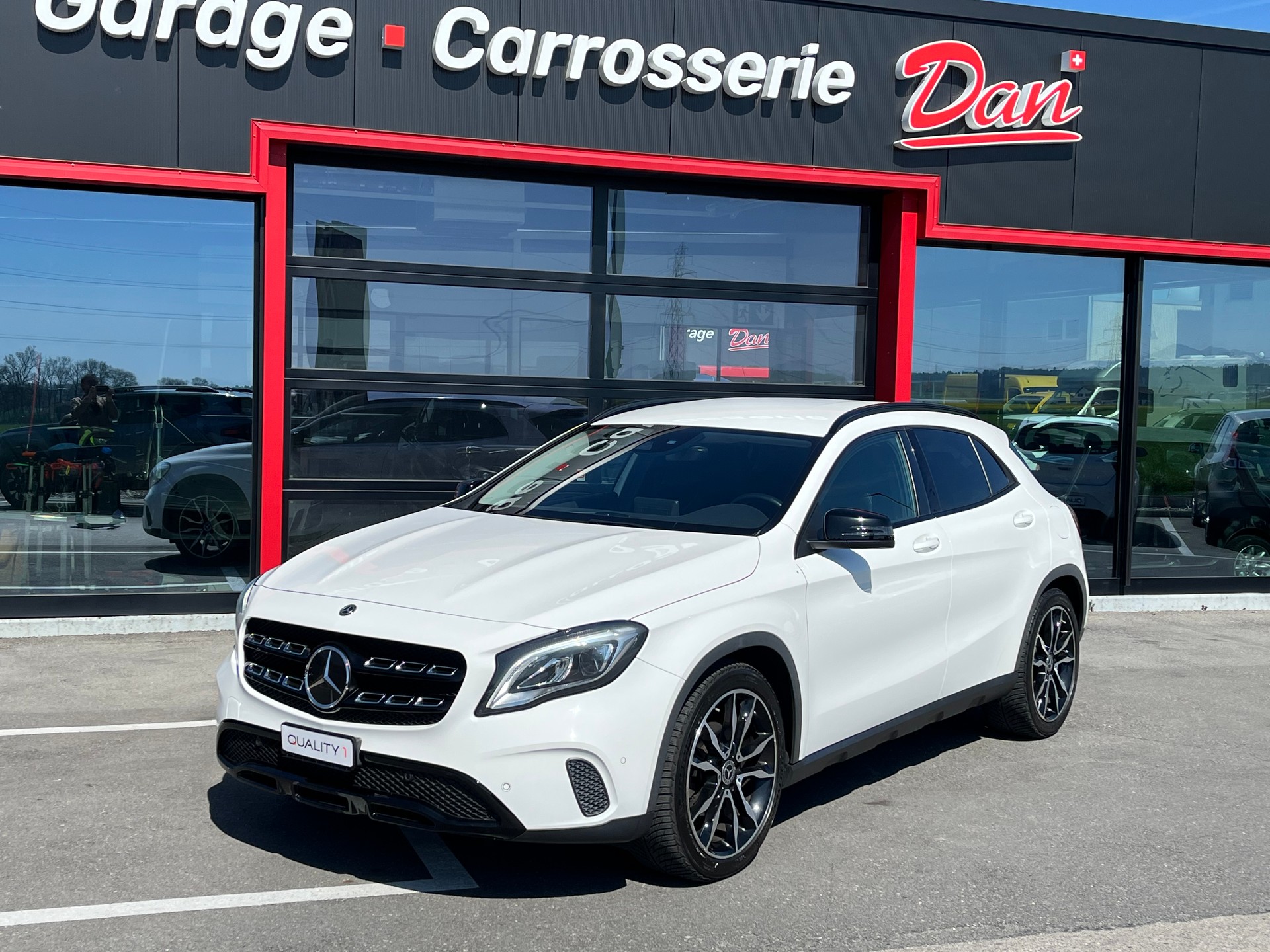 MERCEDES-BENZ GLA 200 Night Star 7G-DCT-image-1