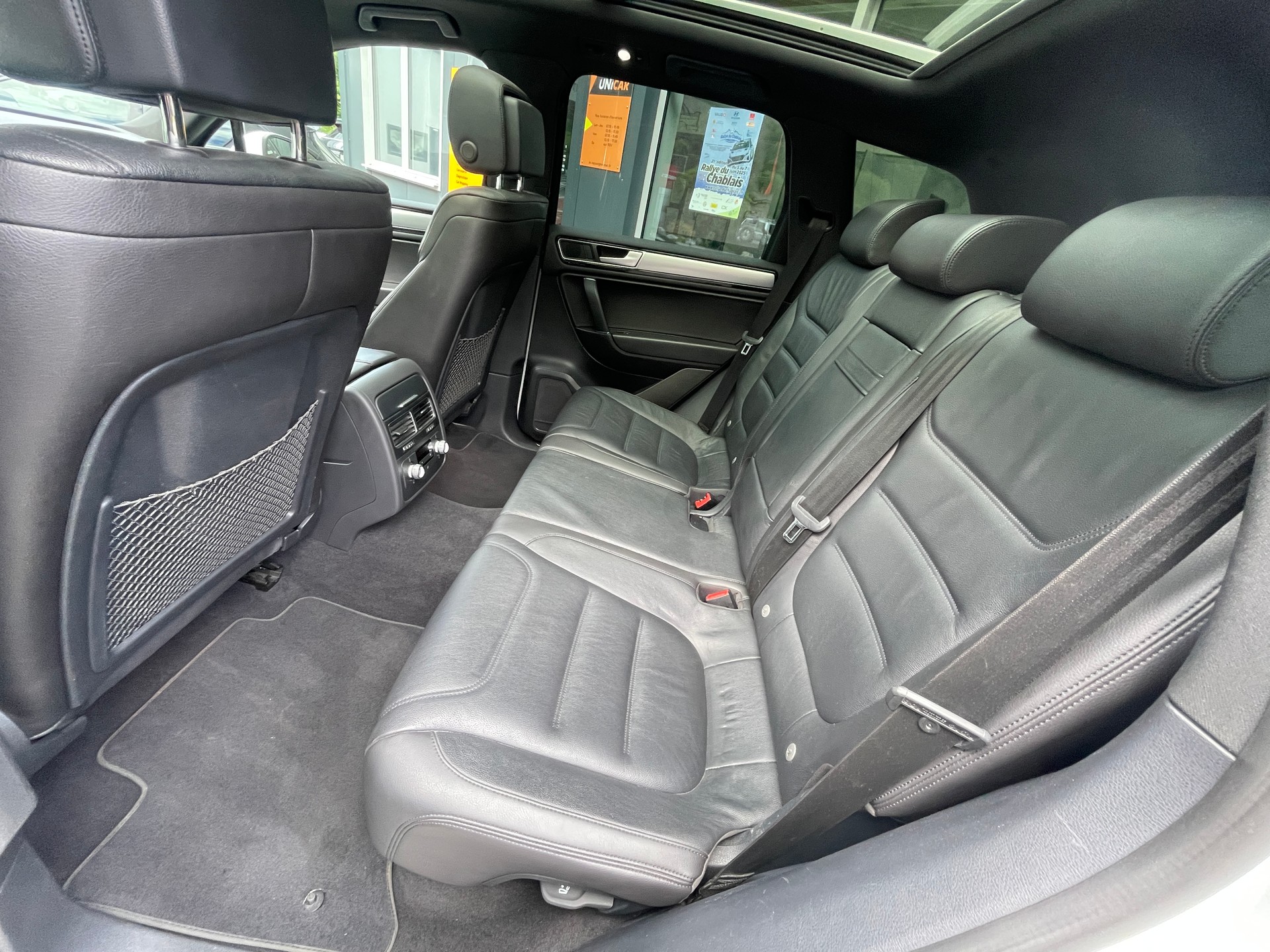 VW Touareg 3.0 TDI BlueMotion Tiptronic R-Line-image-16