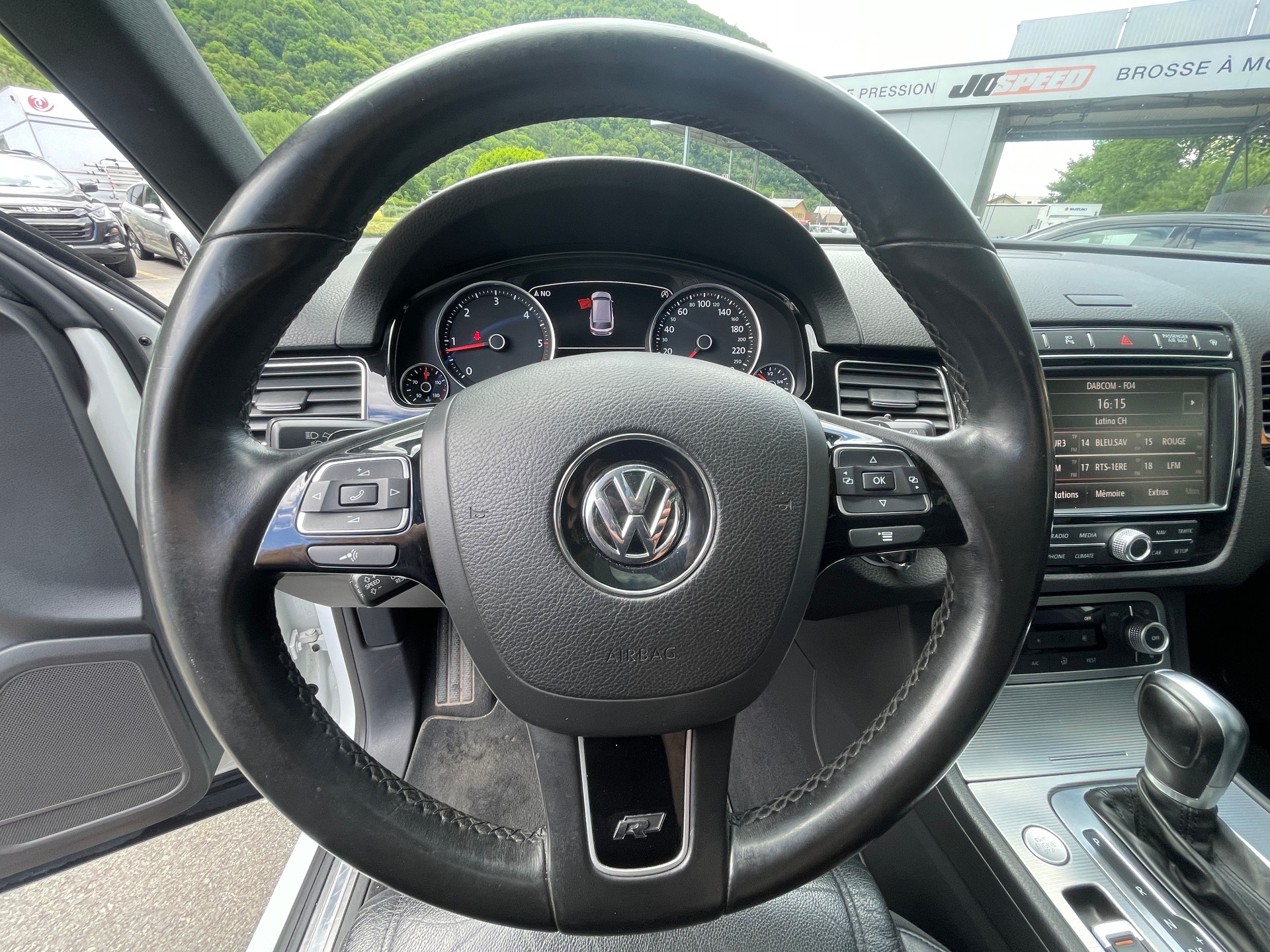 VW Touareg 3.0 TDI BlueMotion Tiptronic R-Line-image-12
