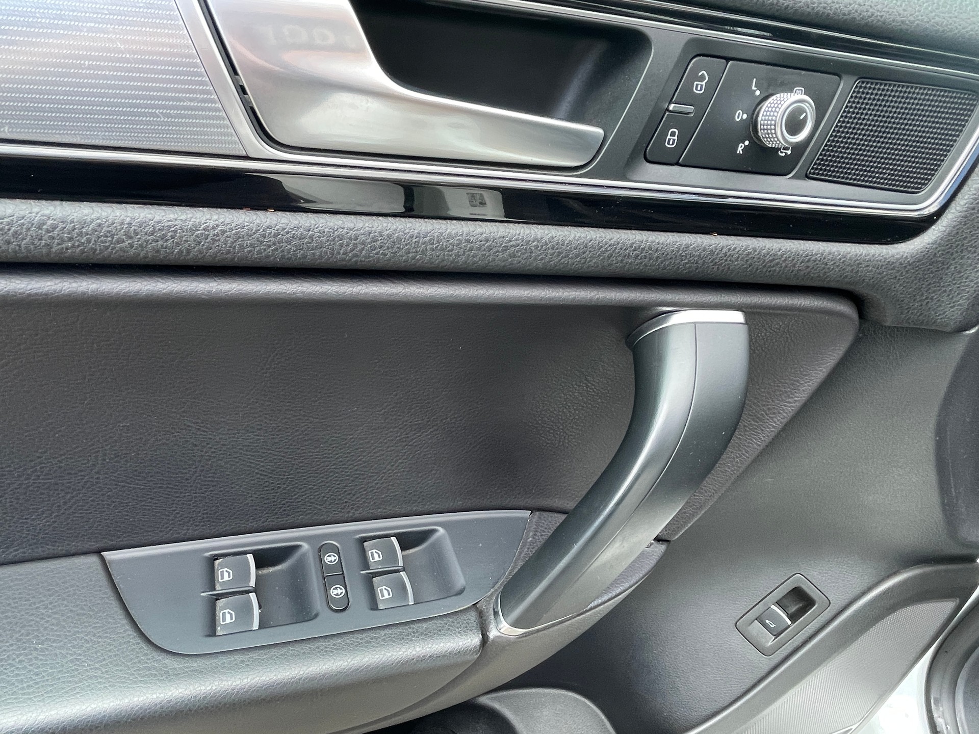 VW Touareg 3.0 TDI BlueMotion Tiptronic R-Line-image-7