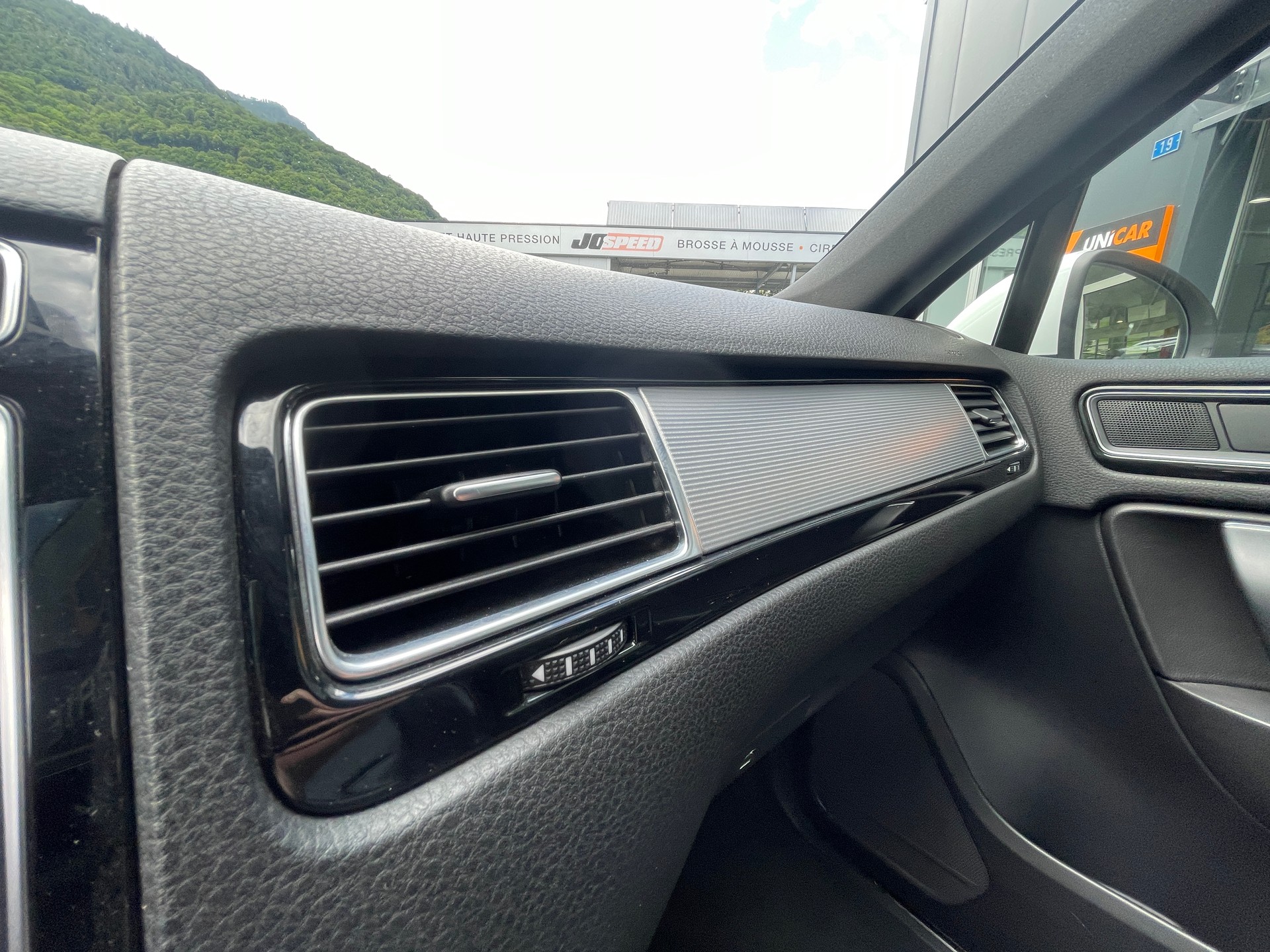VW Touareg 3.0 TDI BlueMotion Tiptronic R-Line-image-9