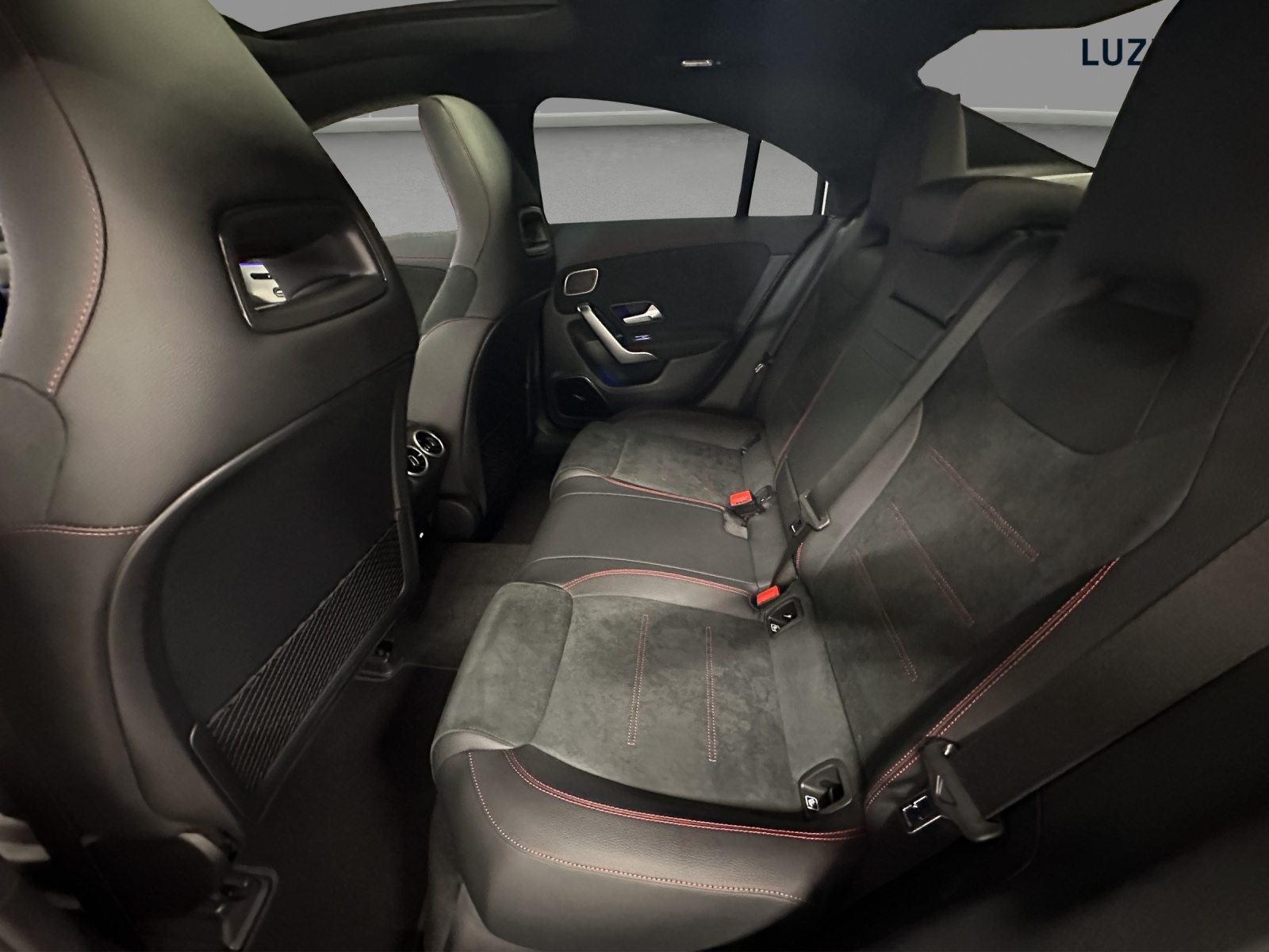 MERCEDES-BENZ CLA 200 7G-DCT-image-10