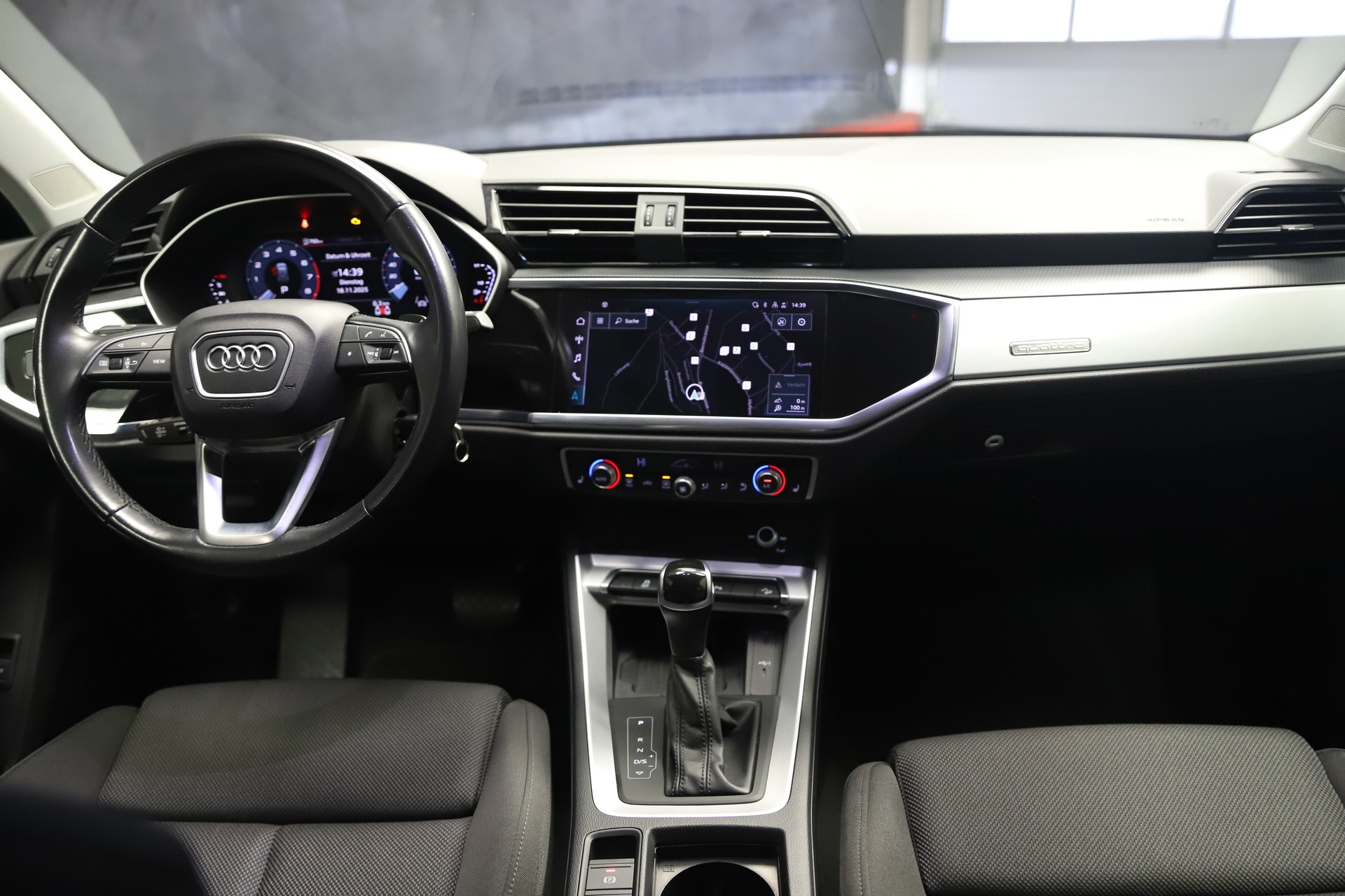 AUDI Q3 40 TFSI S line quattro S-tronic-image-8