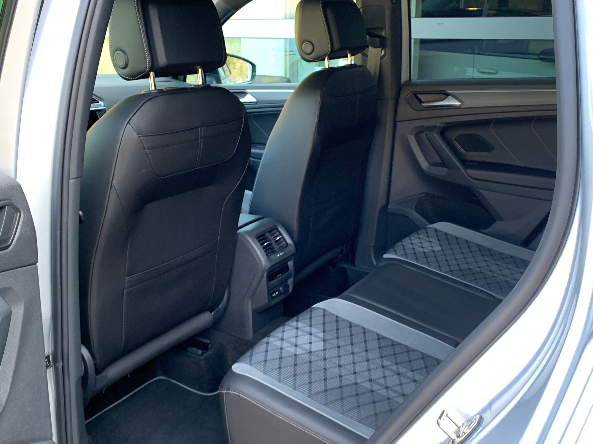 VW Tiguan 2.0 TDI SCR Selection 4Motion DSG-image-15