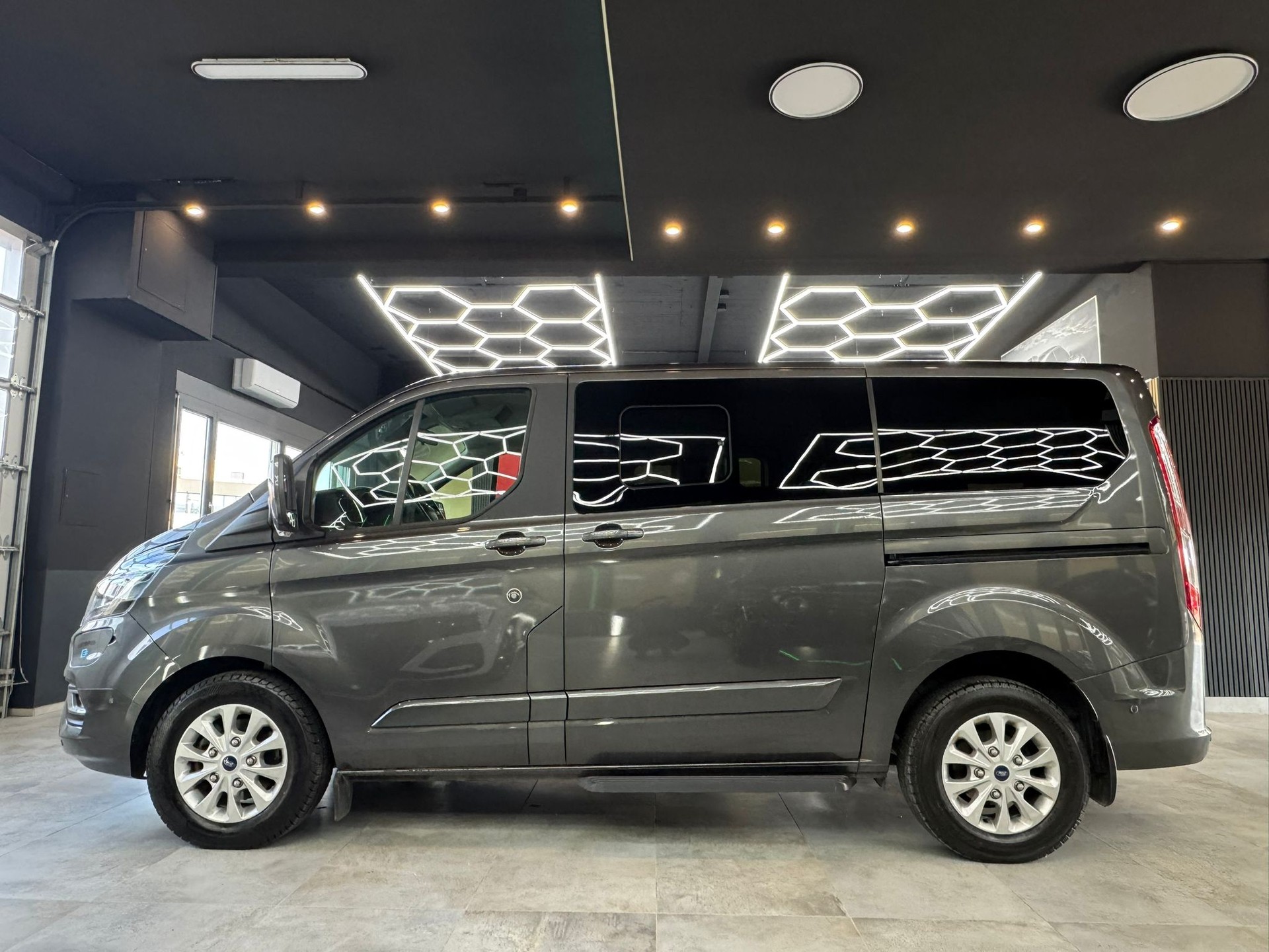 FORD Tourneo Custom 320 L1H1 Titanium PHEV-image-7