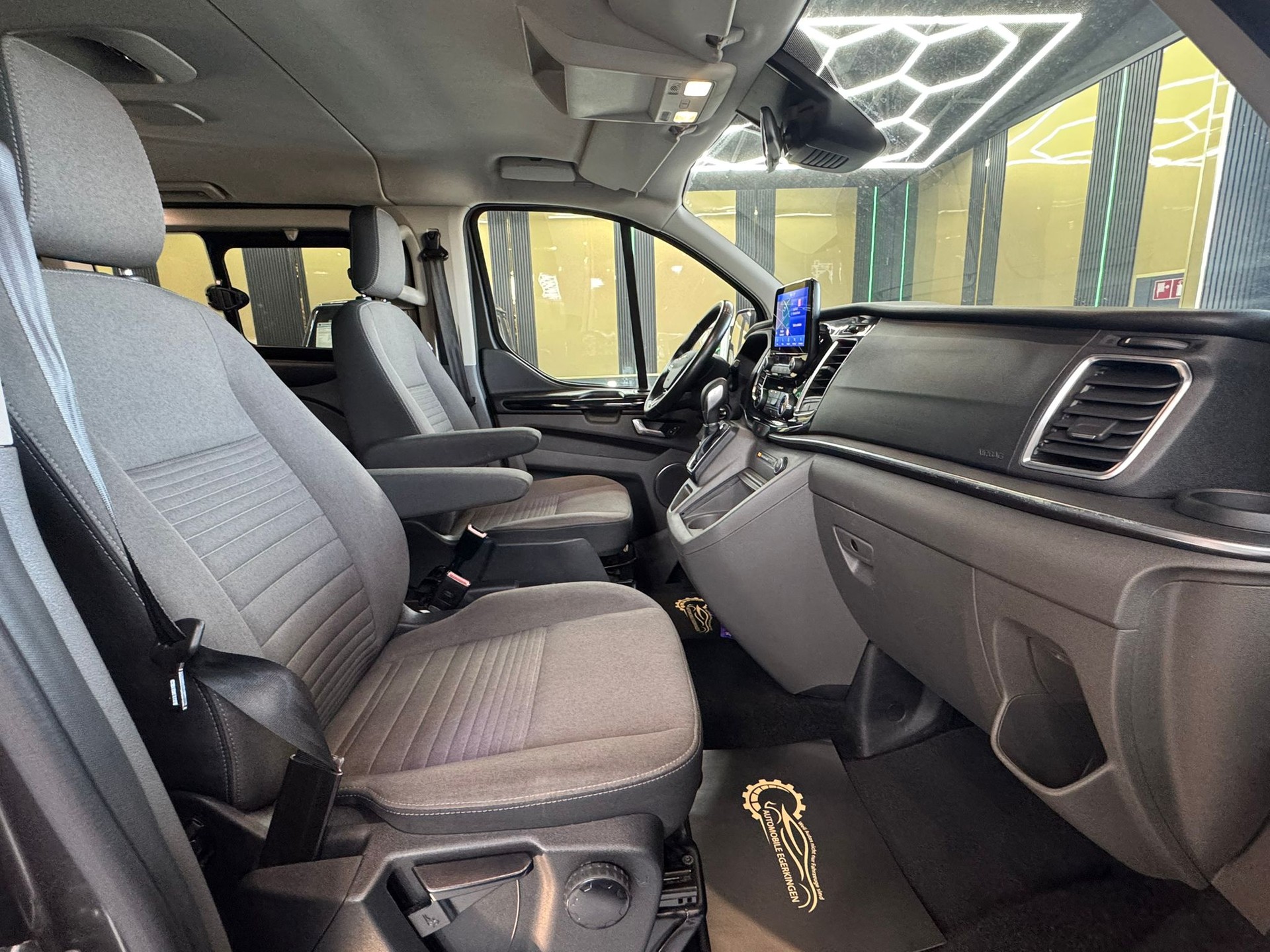 FORD Tourneo Custom 320 L1H1 Titanium PHEV-image-11