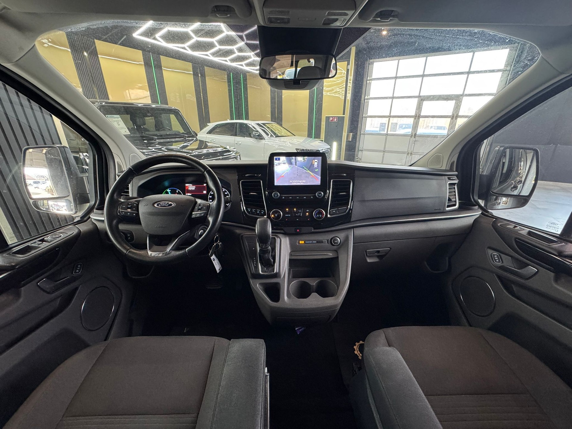 FORD Tourneo Custom 320 L1H1 Titanium PHEV-image-12