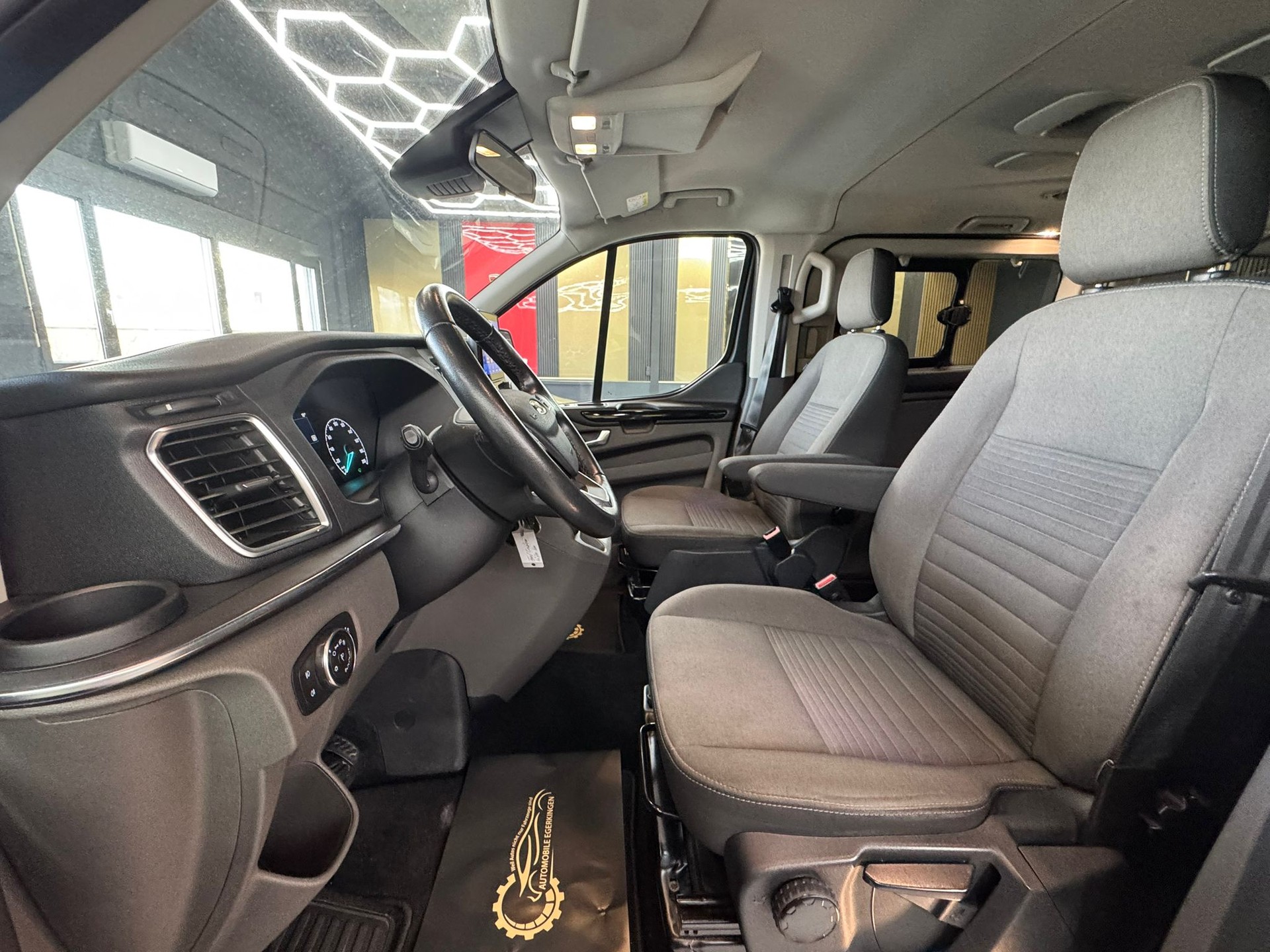 FORD Tourneo Custom 320 L1H1 Titanium PHEV-image-9