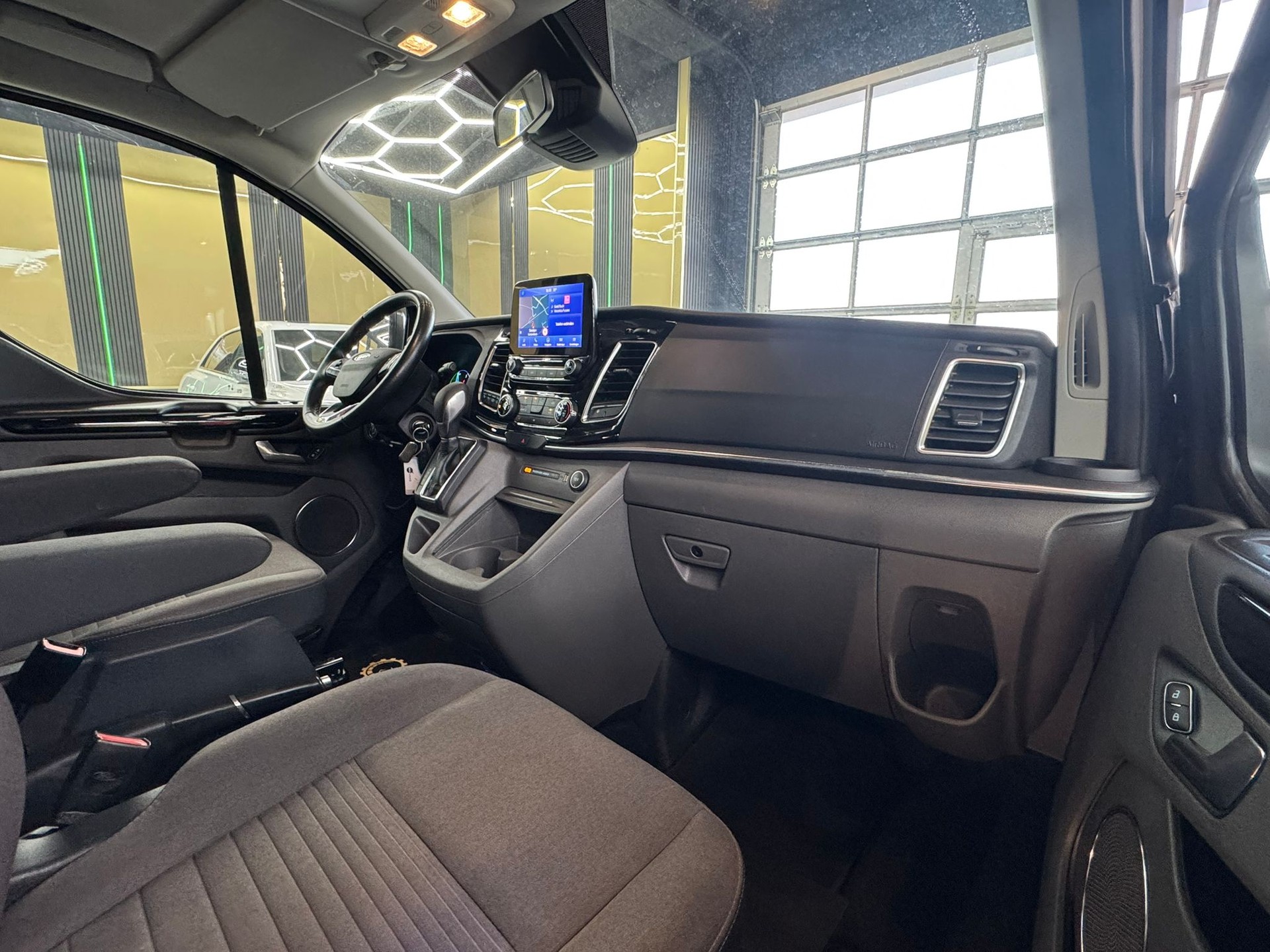 FORD Tourneo Custom 320 L1H1 Titanium PHEV-image-10