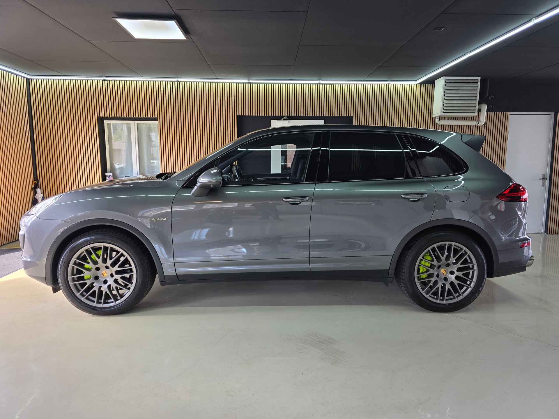 PORSCHE Cayenne S E-Hybrid-image-3