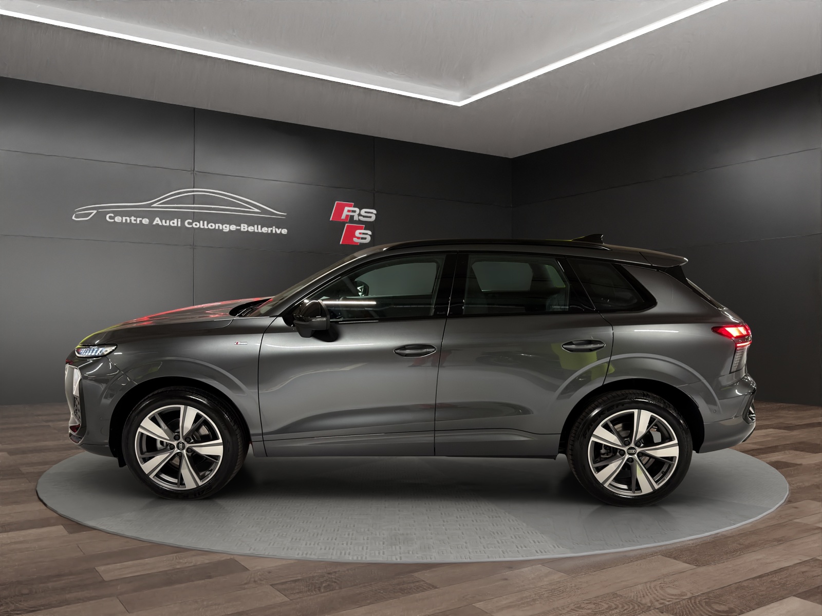 AUDI Q3 SUV 110 kW TFSI S tronic-image-2