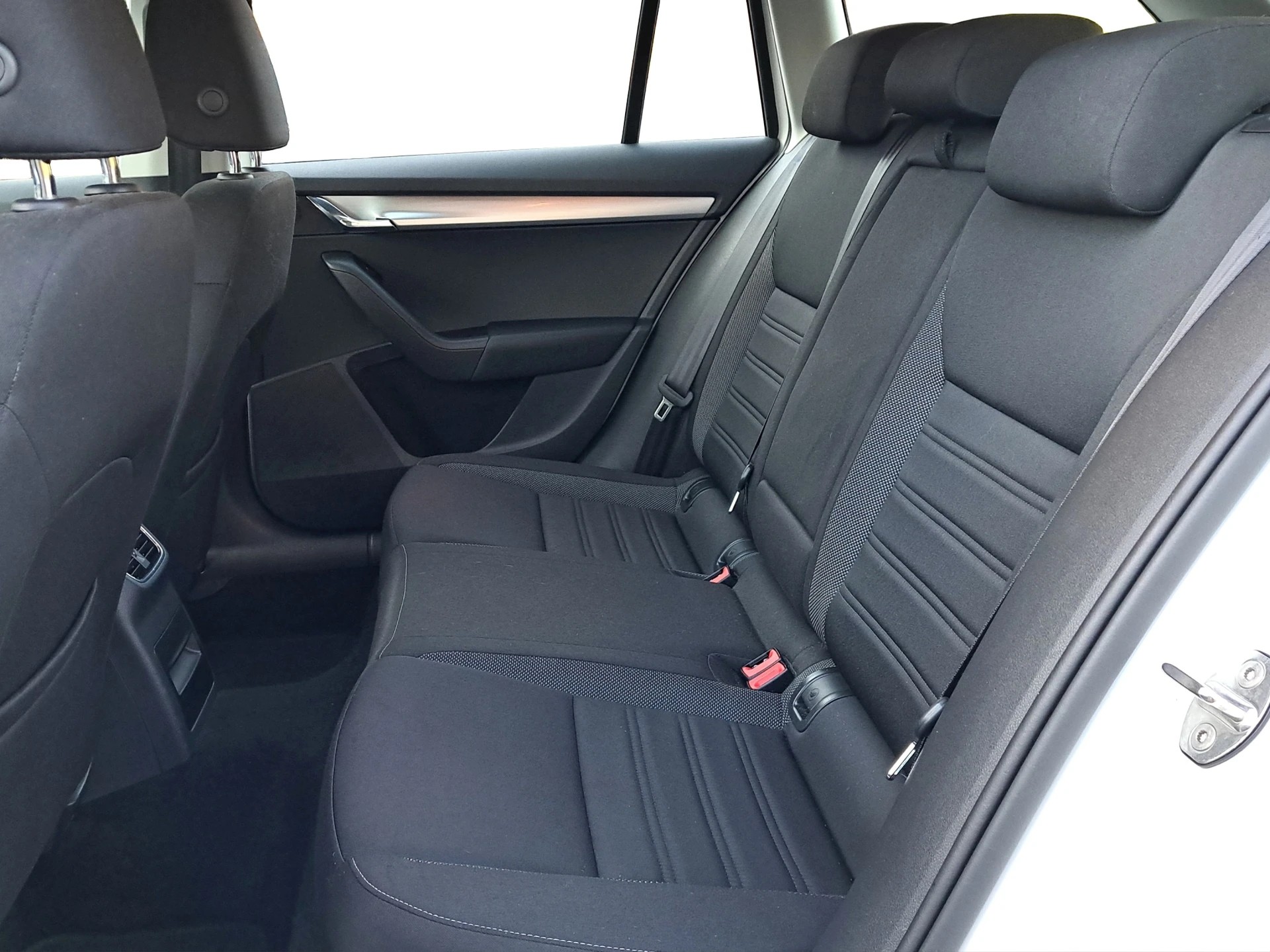 SKODA Octavia Combi 2.0 TDI Ambition DSG *AHK*-image-7