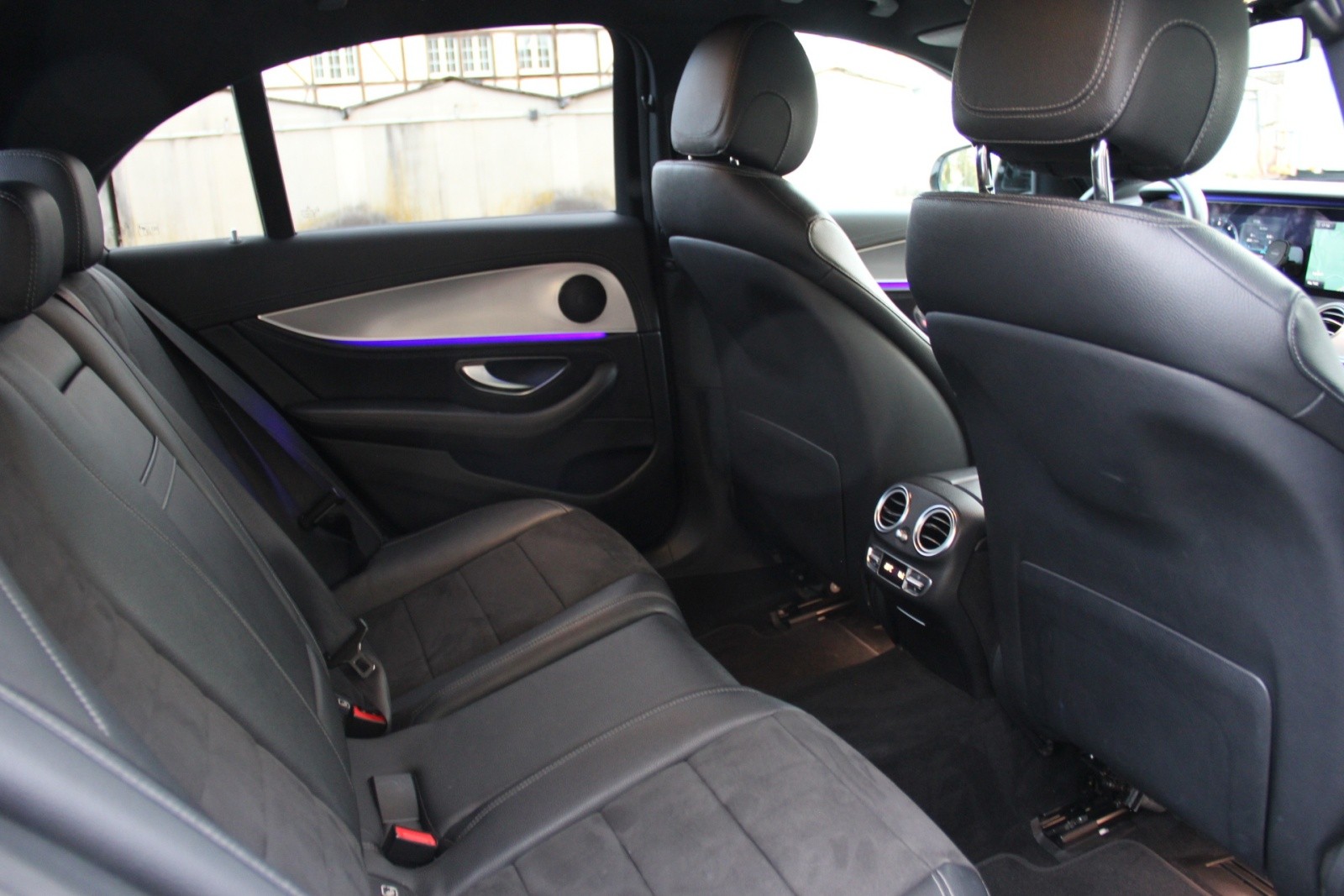 MERCEDES-BENZ E 220 d AMG Line 4Matic 9G-Tronic-image-11