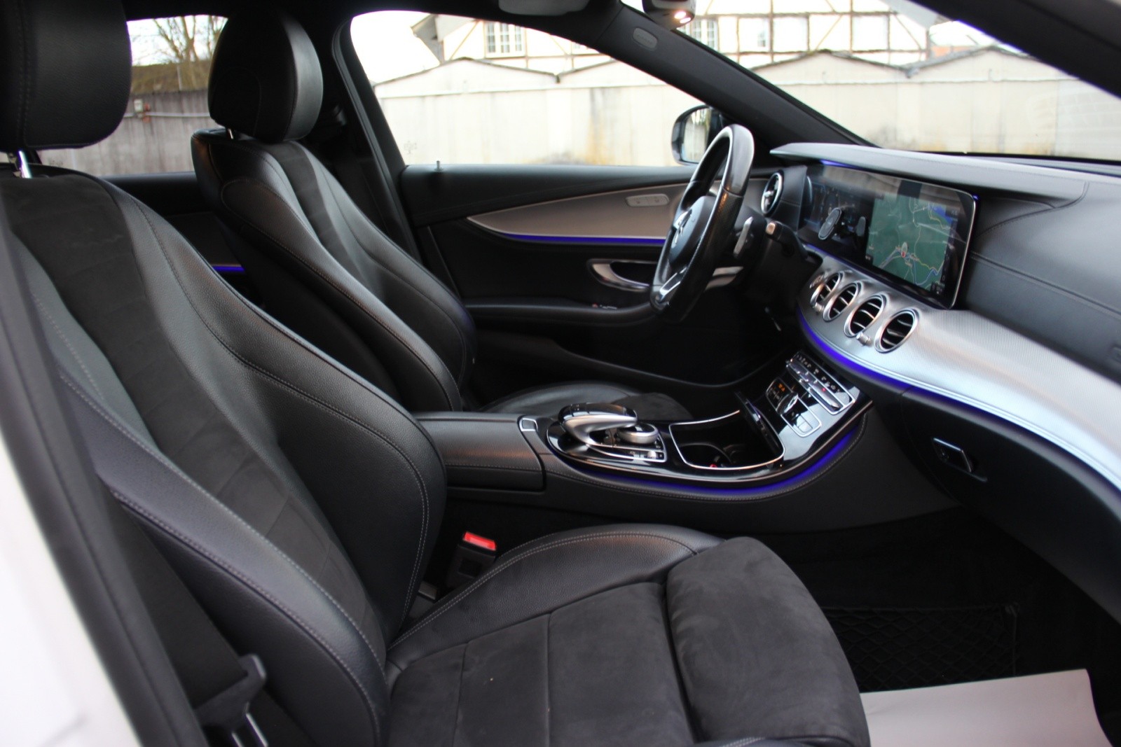 MERCEDES-BENZ E 220 d AMG Line 4Matic 9G-Tronic-image-13