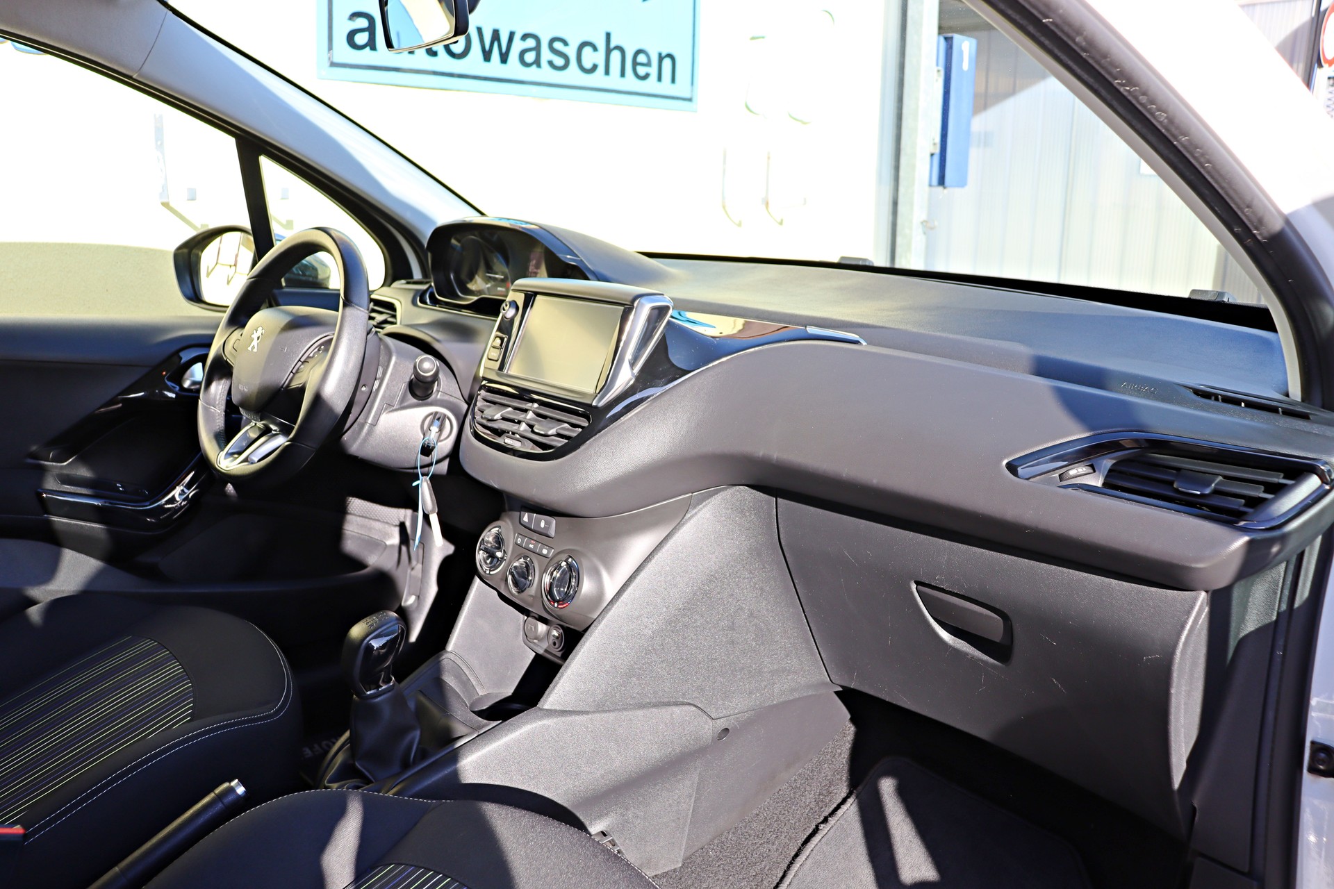 PEUGEOT 208 1.2 PureTech Urban Soul-image-7