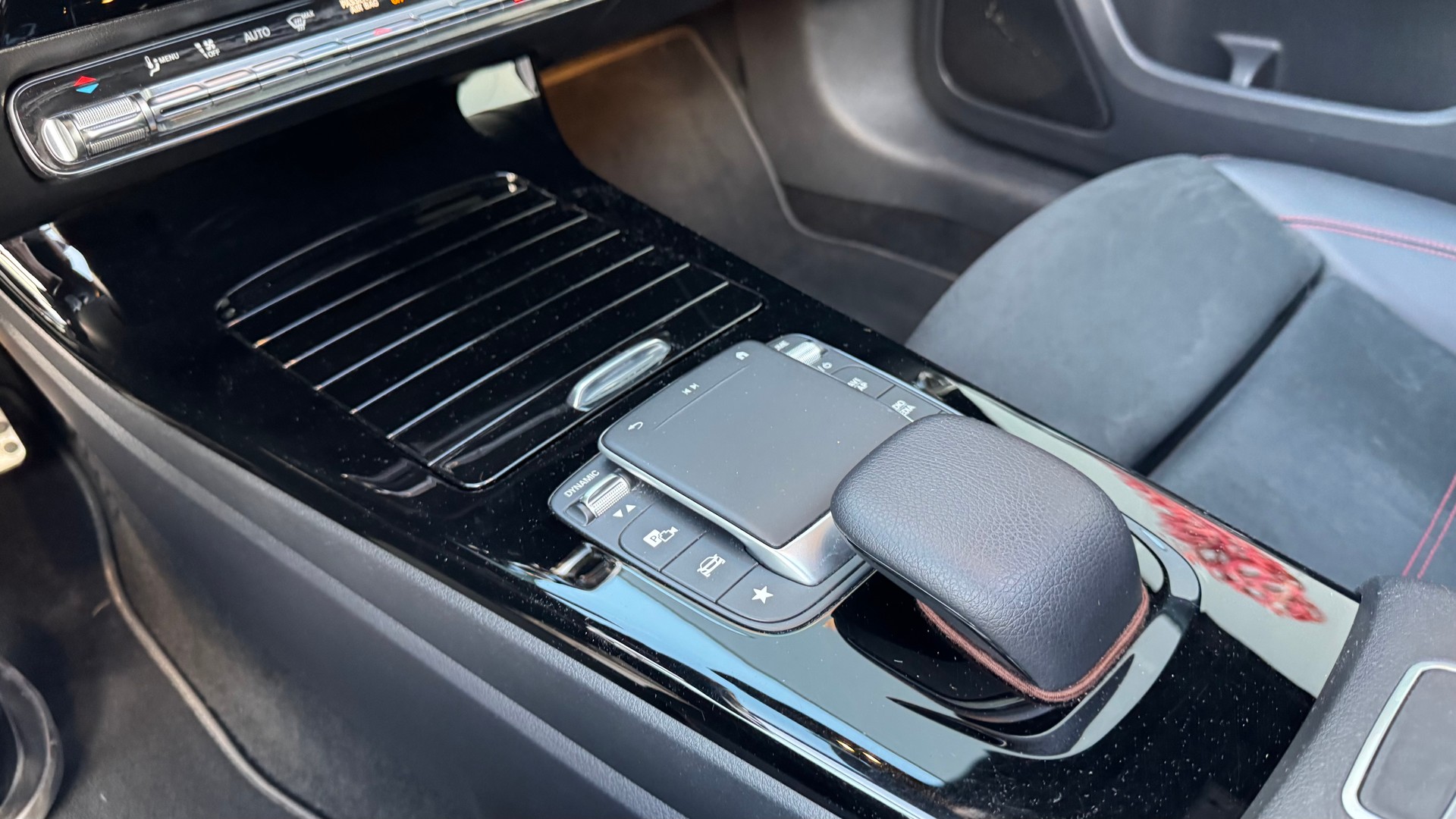 MERCEDES-BENZ A 250 4Matic AMG Line 4Matic 7G-DCT-image-16