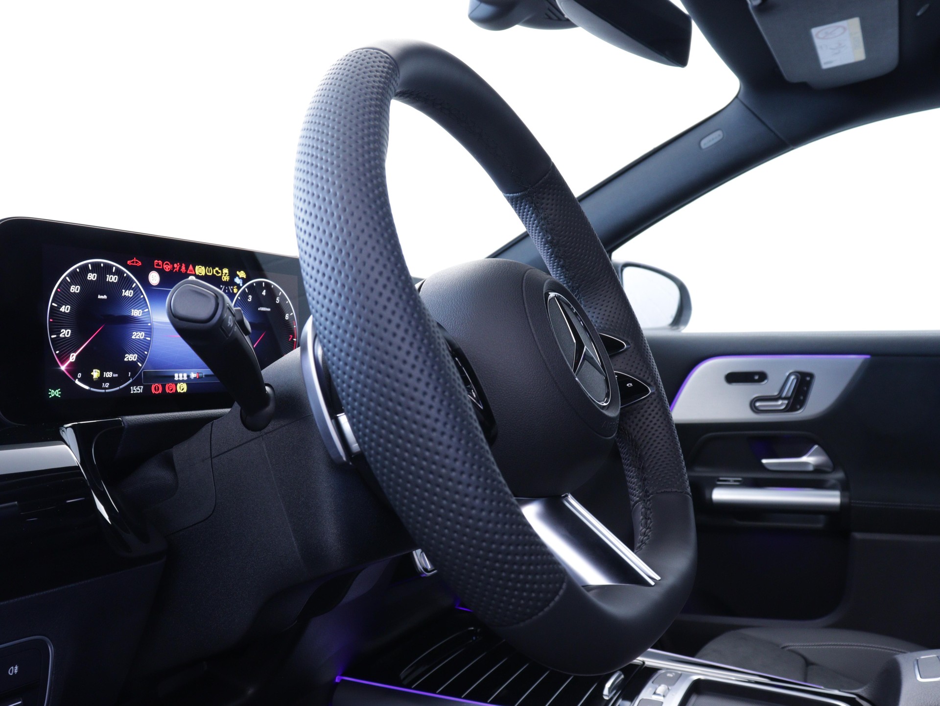 MERCEDES-BENZ GLA 200 Night Star AMG Line-image-6