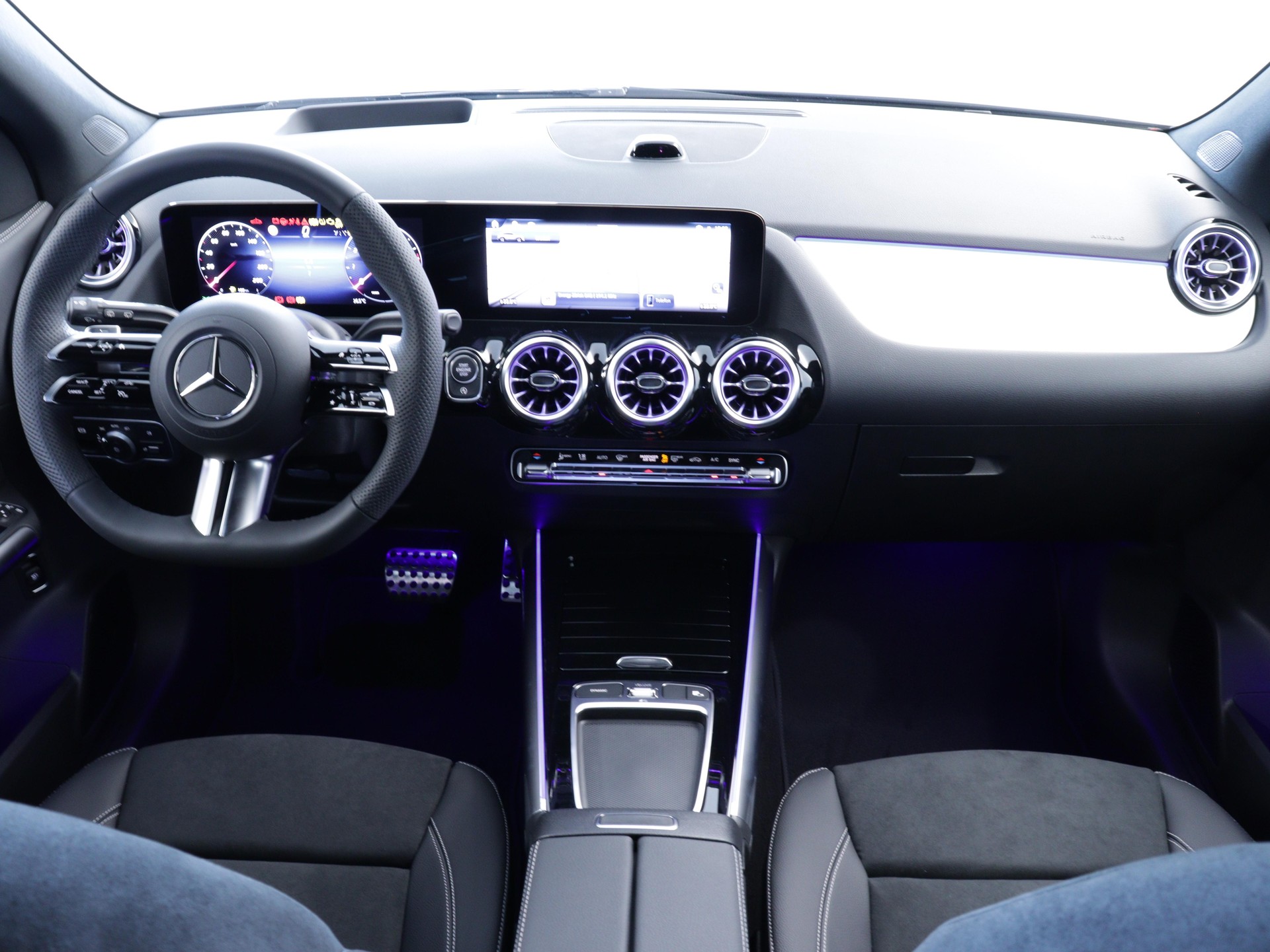 MERCEDES-BENZ GLA 200 Night Star AMG Line-image-4