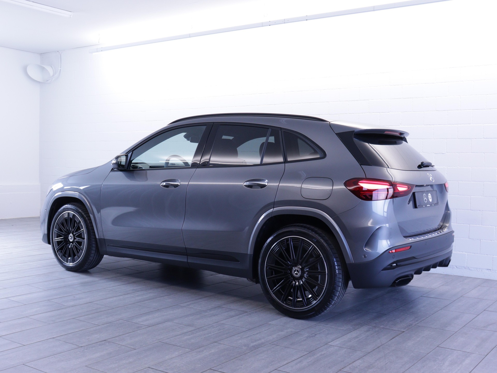 MERCEDES-BENZ GLA 200 Night Star AMG Line-showroom-element-2