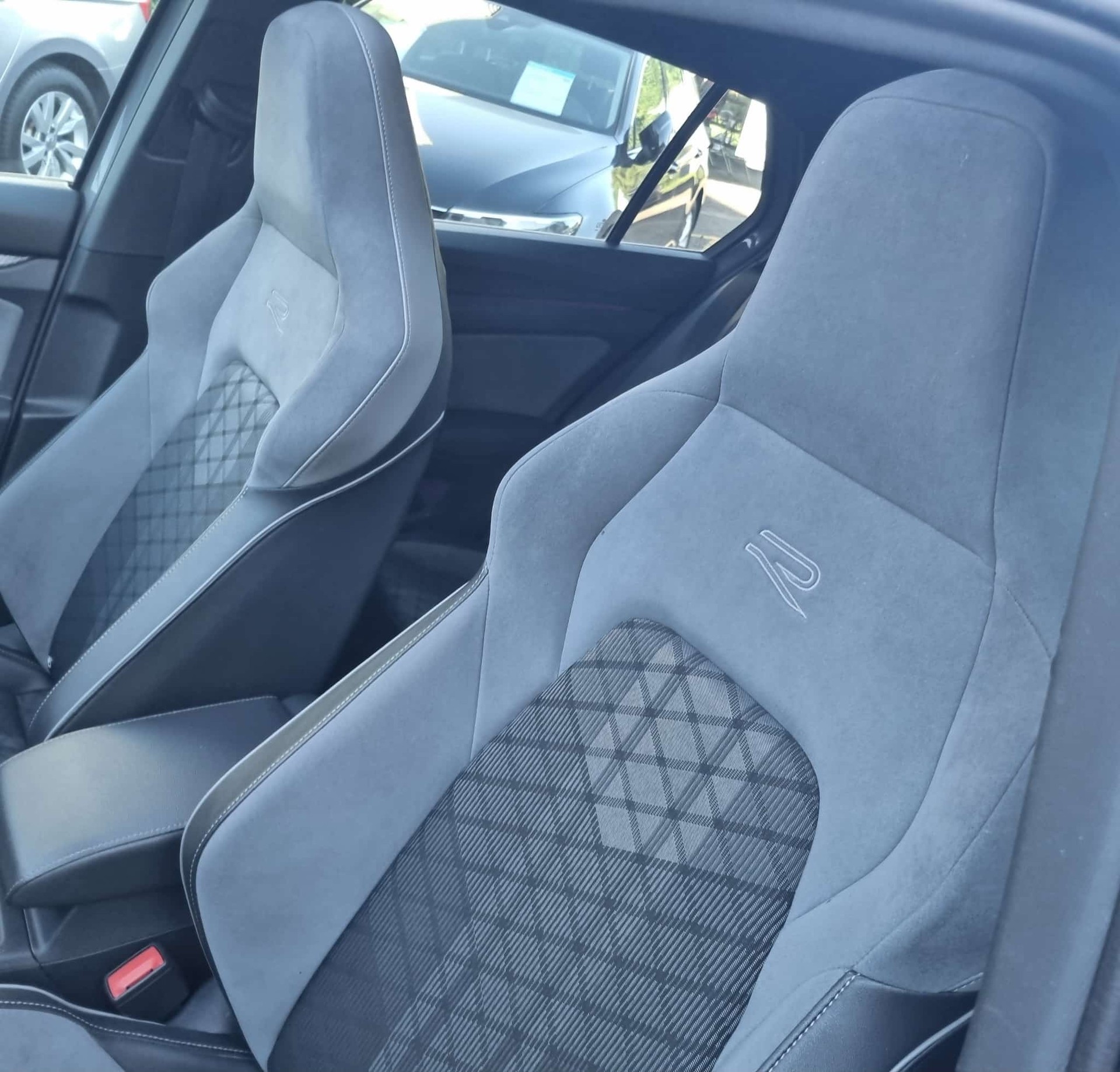 VW GOLF VIII 2.0 TDI DSG 2x R-Line Delfingrau-image-10