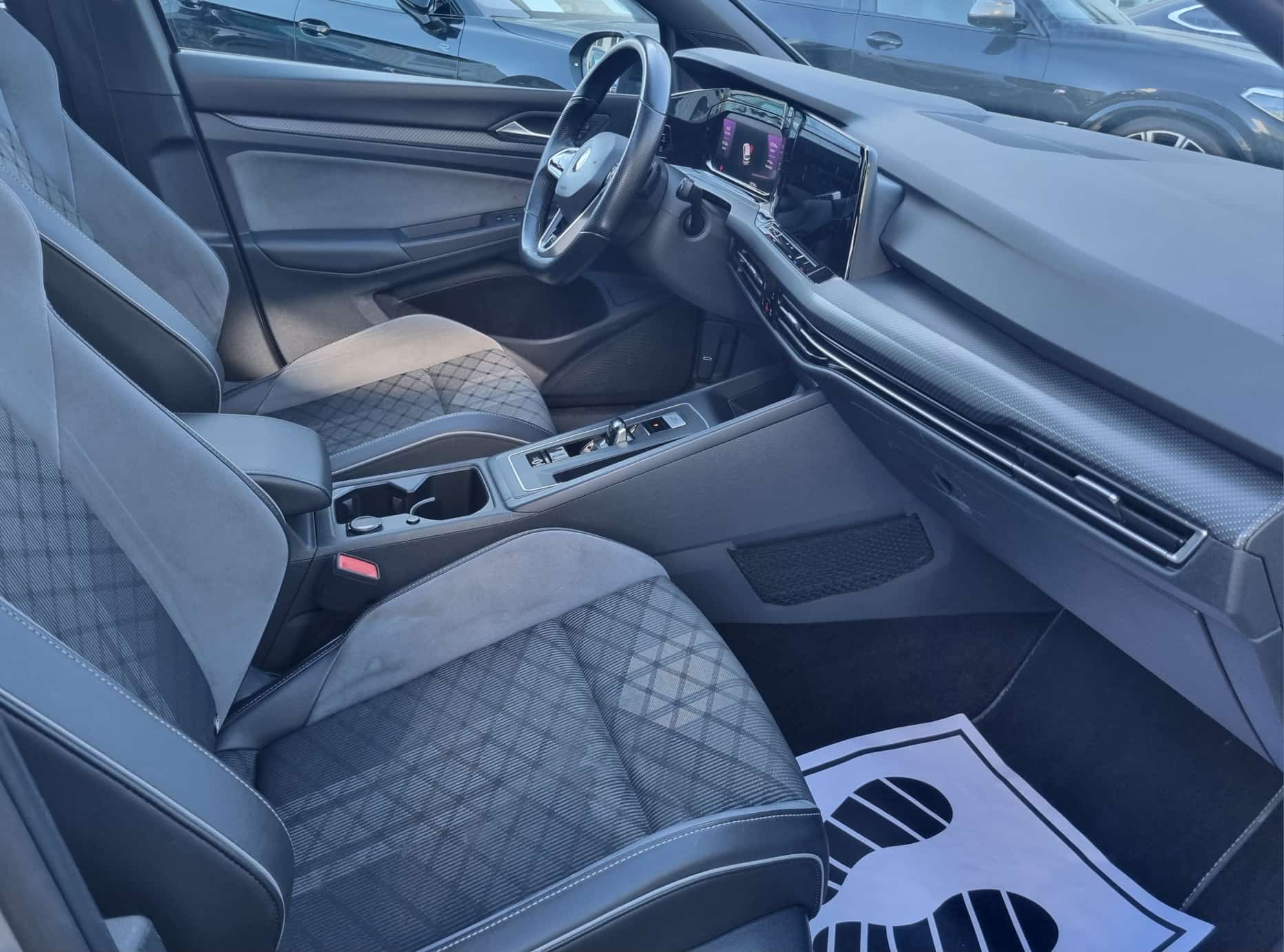 VW GOLF VIII 2.0 TDI DSG 2x R-Line Delfingrau-image-3