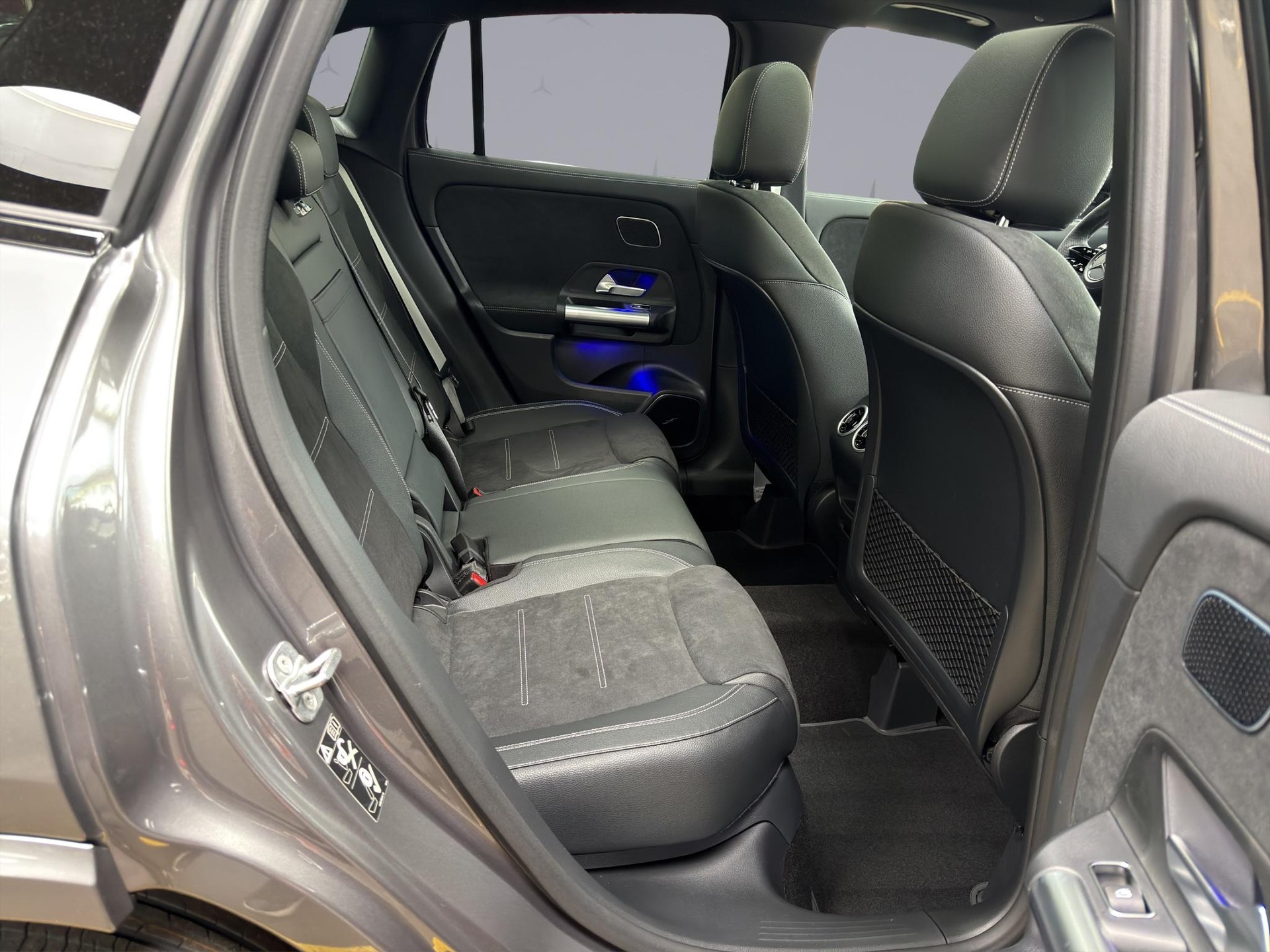 MERCEDES-BENZ GLA 250 Swiss Star AMG Line 4matic-image-16