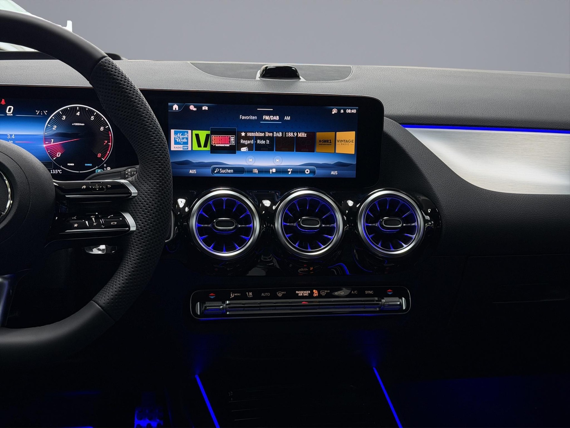 MERCEDES-BENZ GLA 250 Swiss Star AMG Line 4matic-image-13