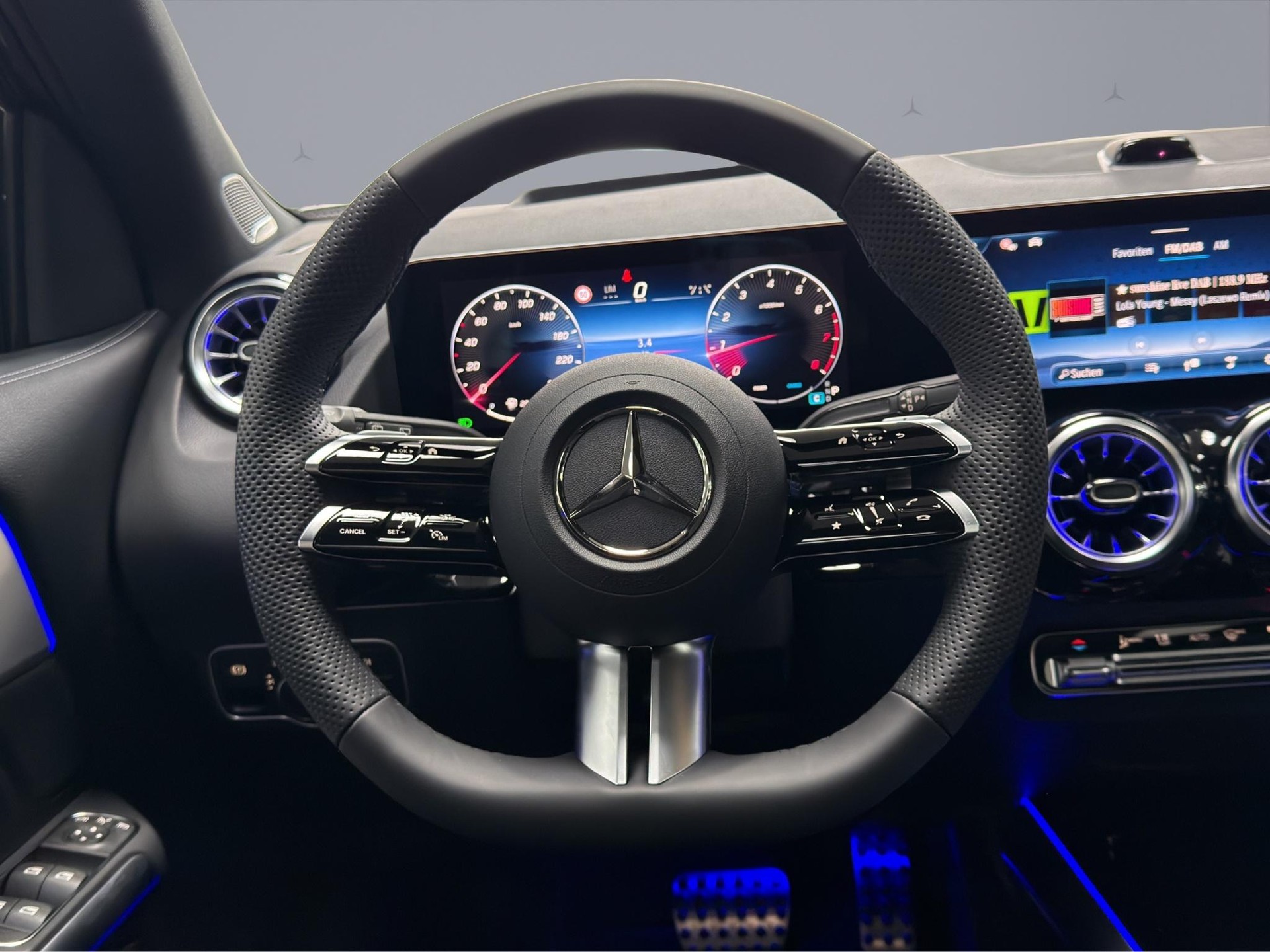 MERCEDES-BENZ GLA 250 Swiss Star AMG Line 4matic-image-11