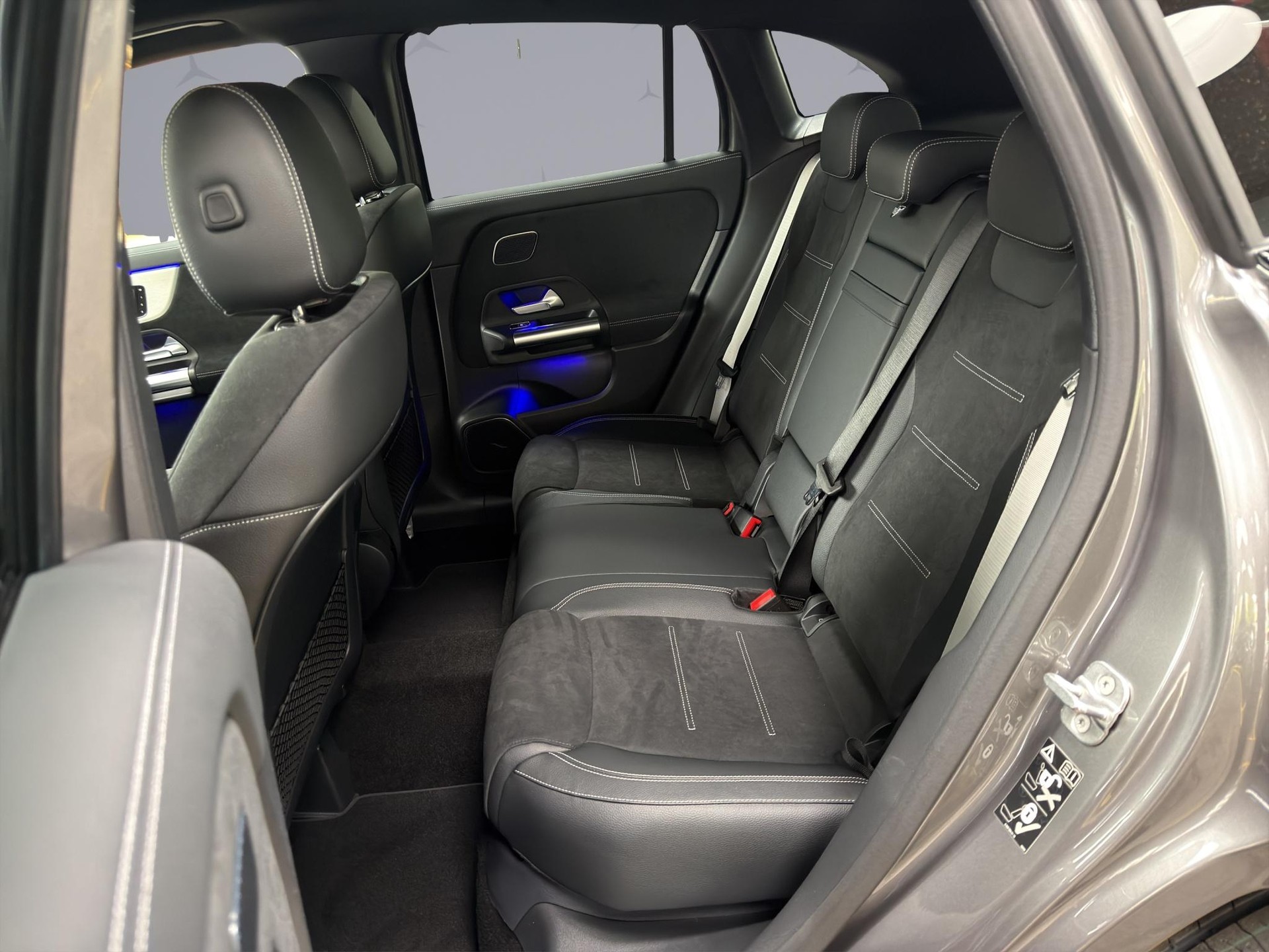 MERCEDES-BENZ GLA 250 Swiss Star AMG Line 4matic-image-9