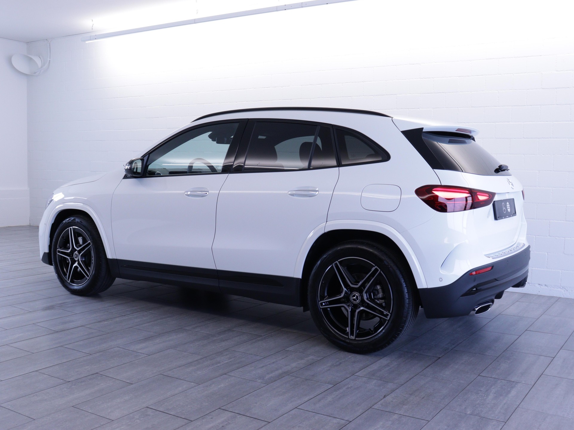 MERCEDES-BENZ GLA 200 Night Star AMG Line-image-2