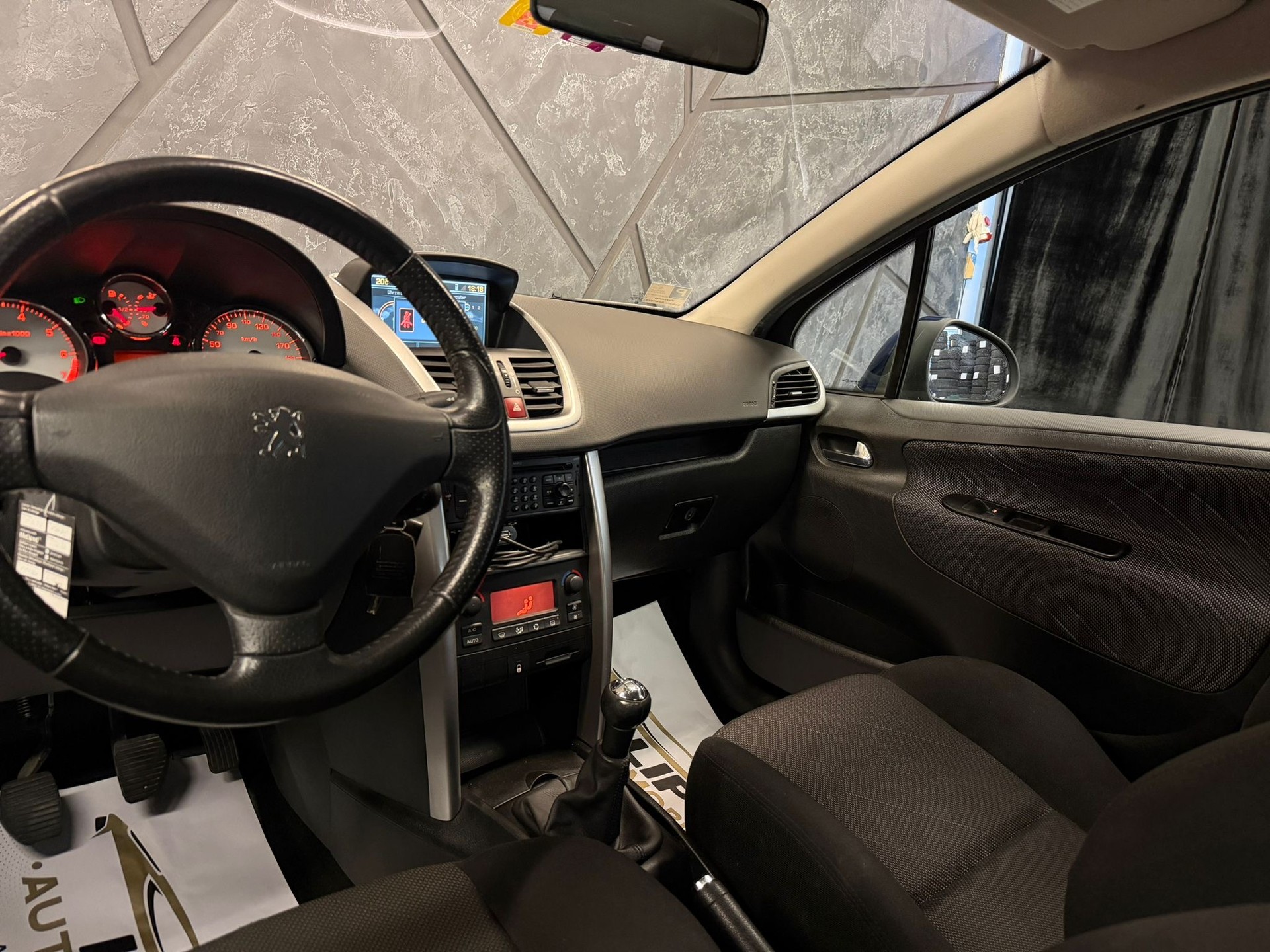 PEUGEOT 207 1.6 16V XT-image-8
