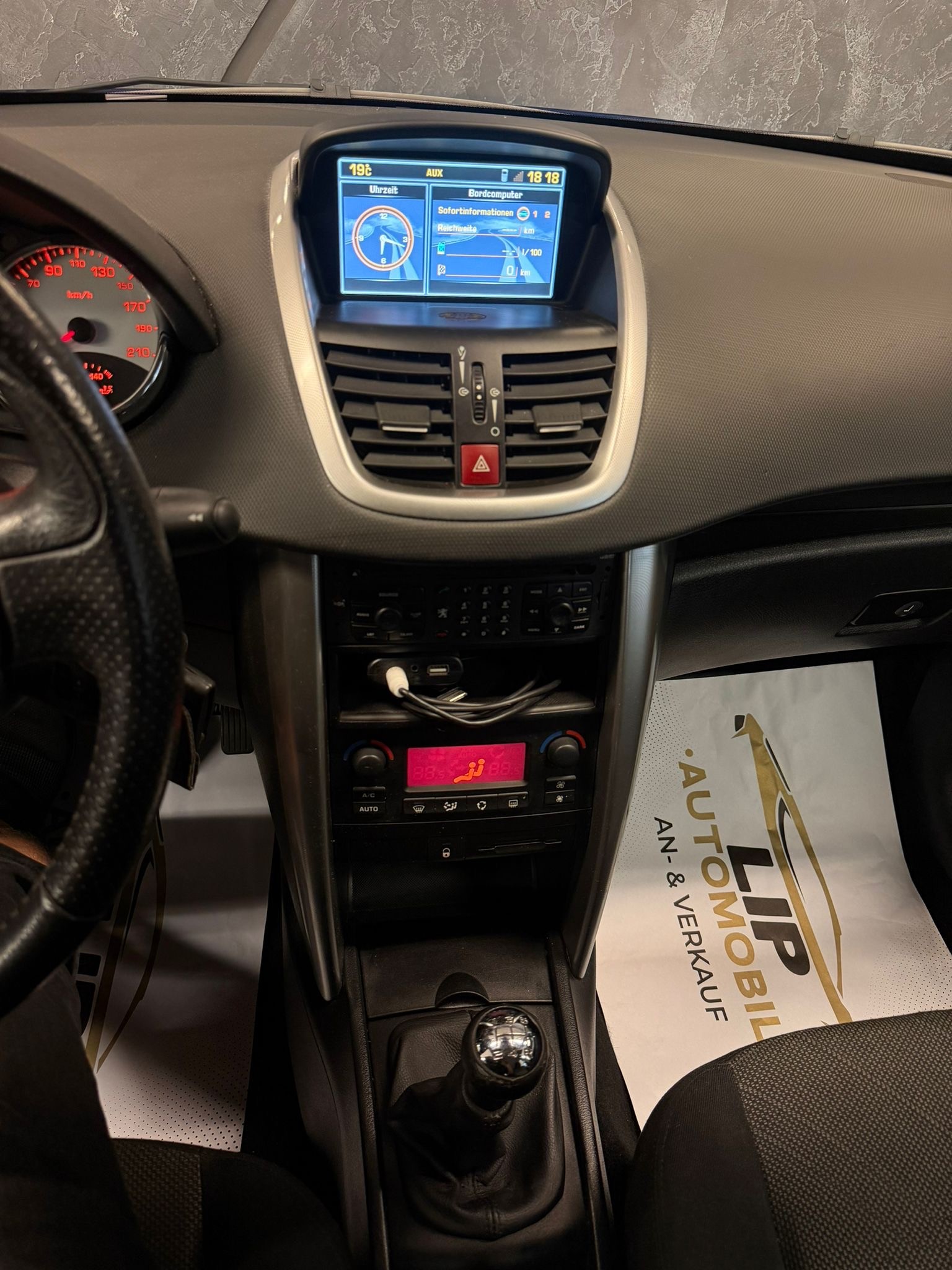 PEUGEOT 207 1.6 16V XT-image-10
