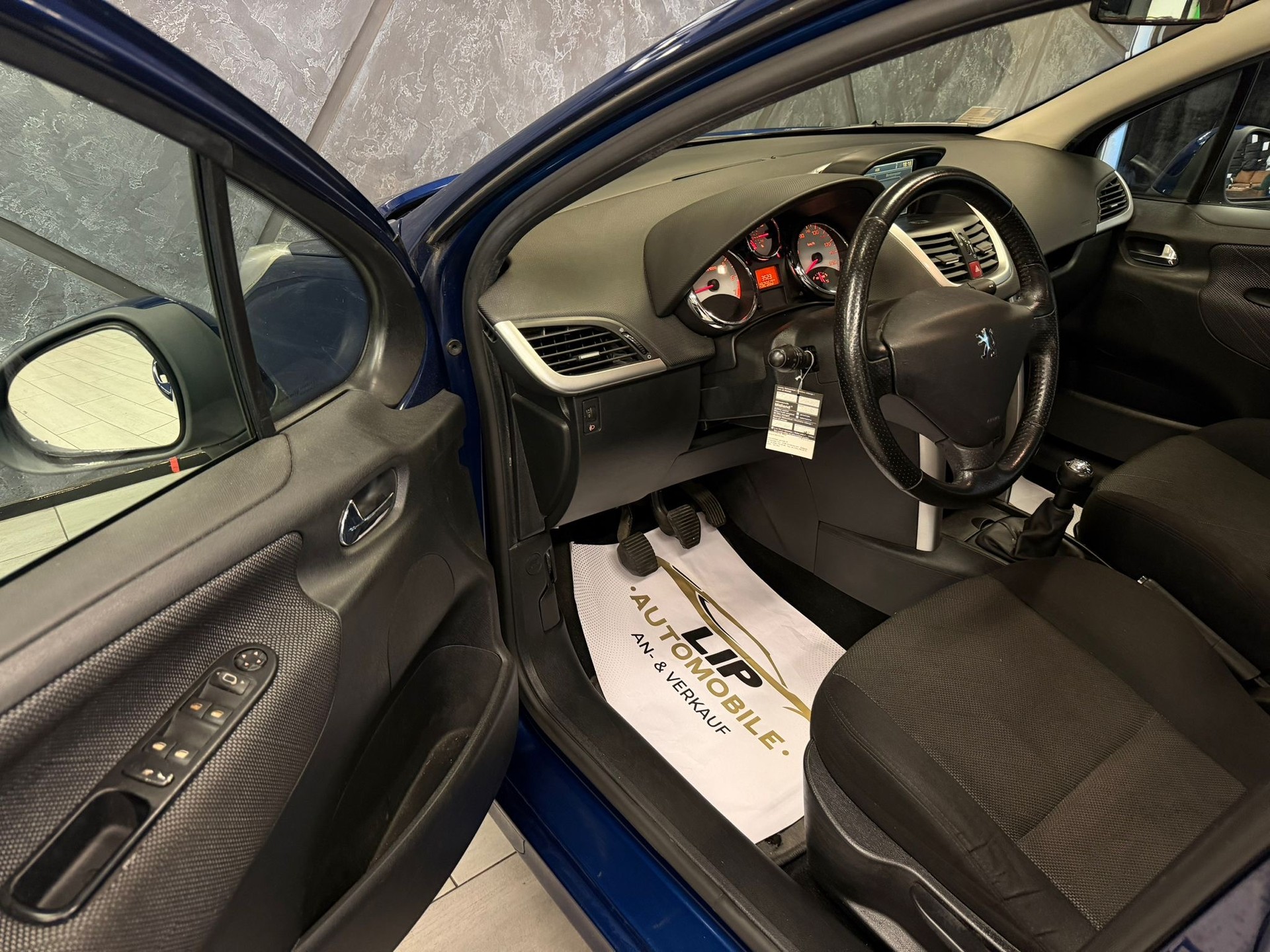 PEUGEOT 207 1.6 16V XT-image-9