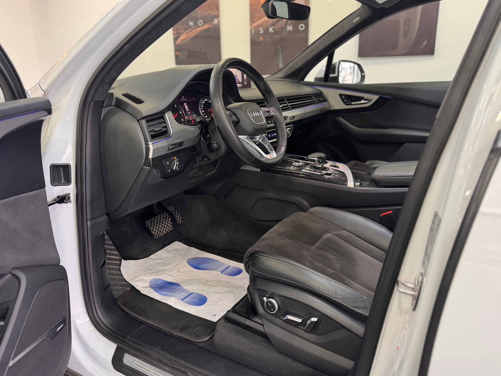AUDI Q7 3.0 TDI quattro tiptronic *S-Line / Panorama / 7 Sitzer / Bose Soundsystem / AHK / Hinterachslenkung*-image-6