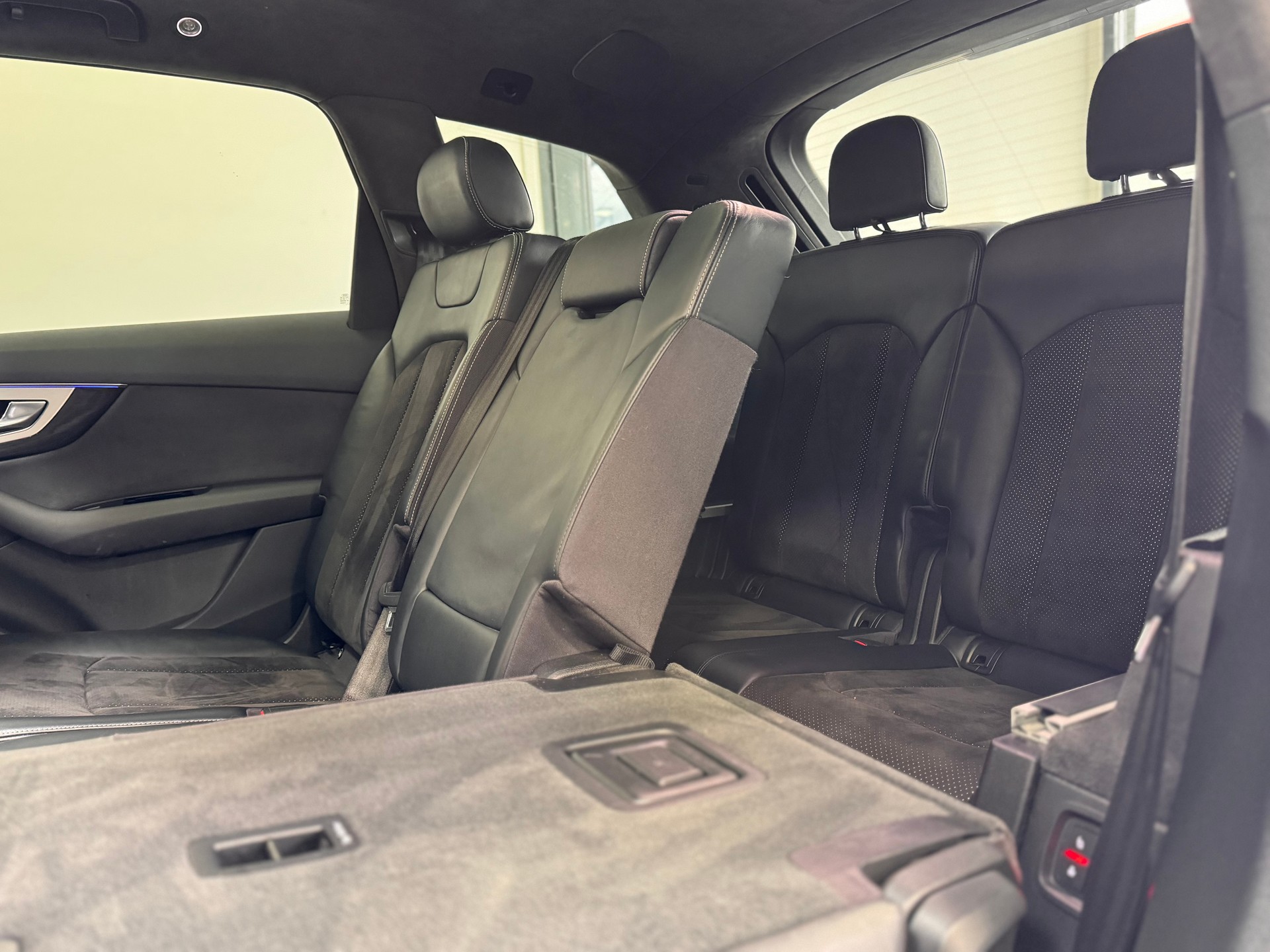 AUDI Q7 3.0 TDI quattro tiptronic *S-Line / Panorama / 7 Sitzer / Bose Soundsystem / AHK / Hinterachslenkung*-image-10