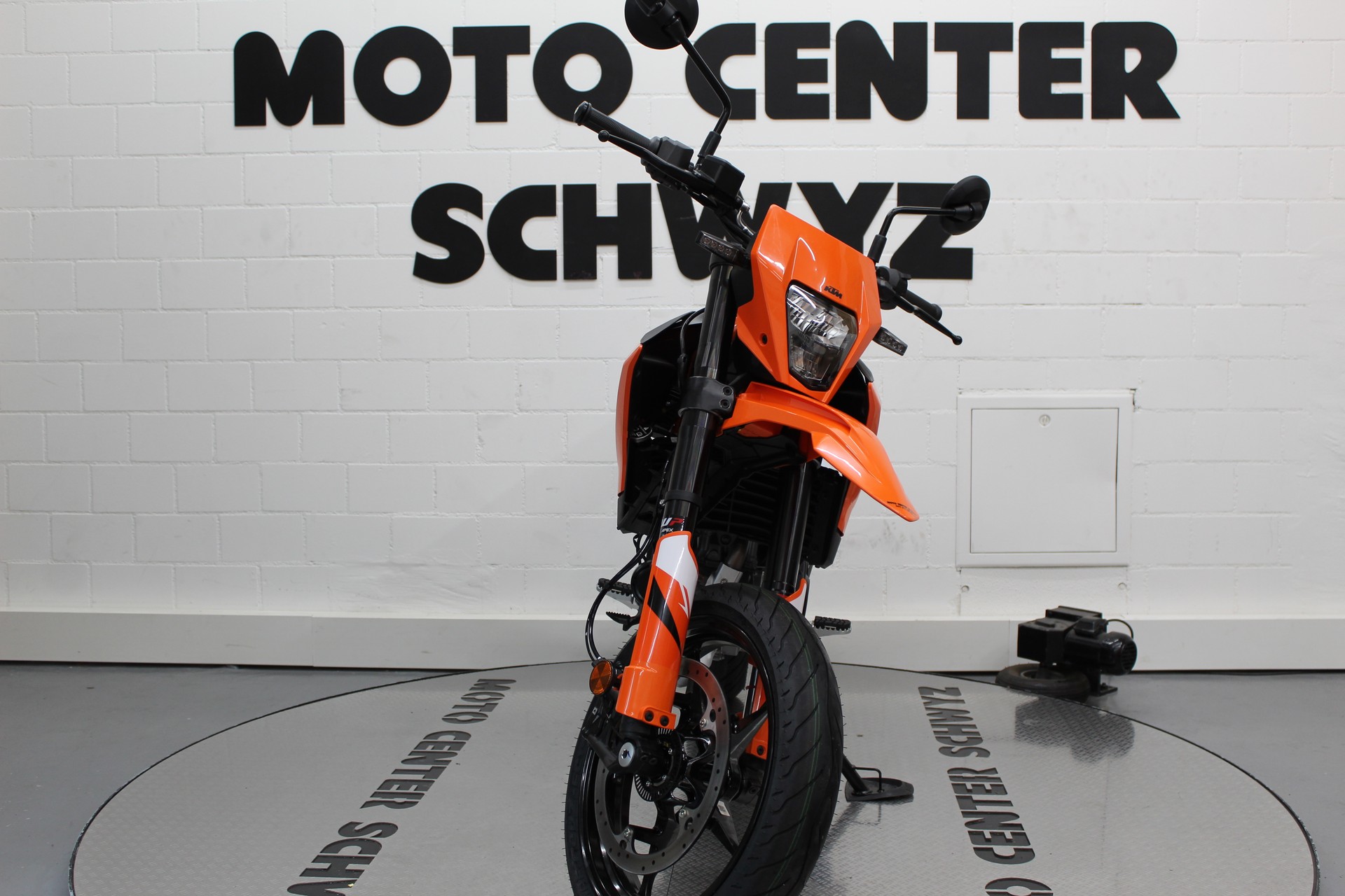 KTM 125 SMC R-showroom-element-2