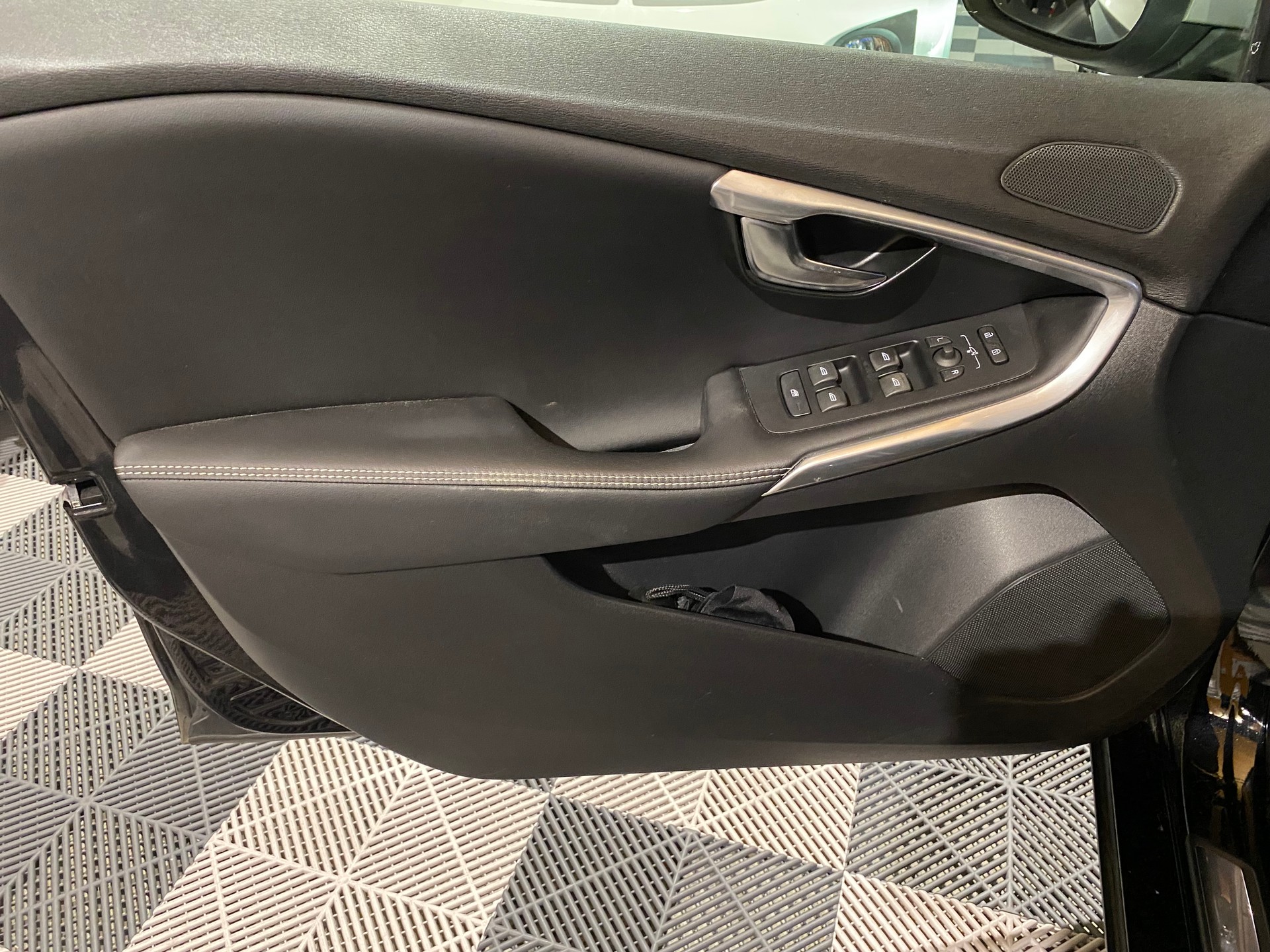 VOLVO V40 T3 R-Design-image-14