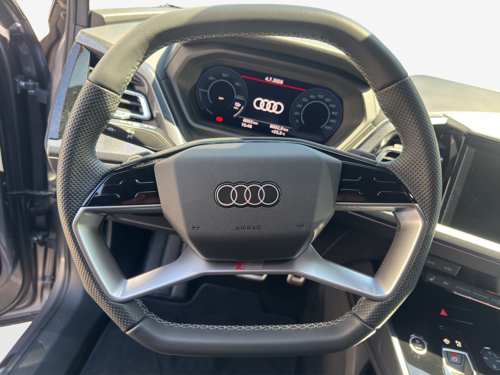 AUDI Q4 e-tron 45 Attraction quattro-image-9