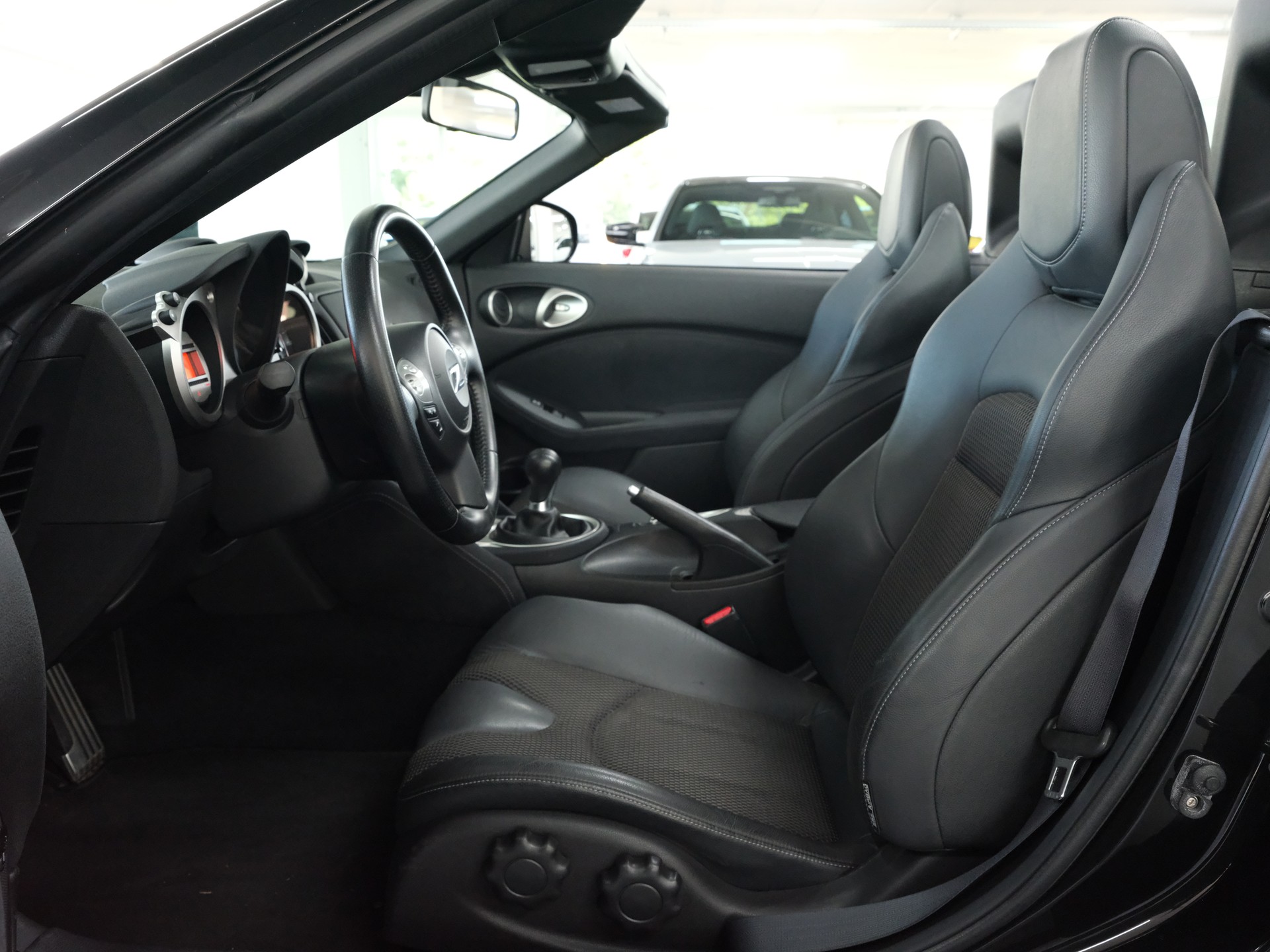 NISSAN 370 Z Roadster Pack *Sportabgassanlage*-image-11