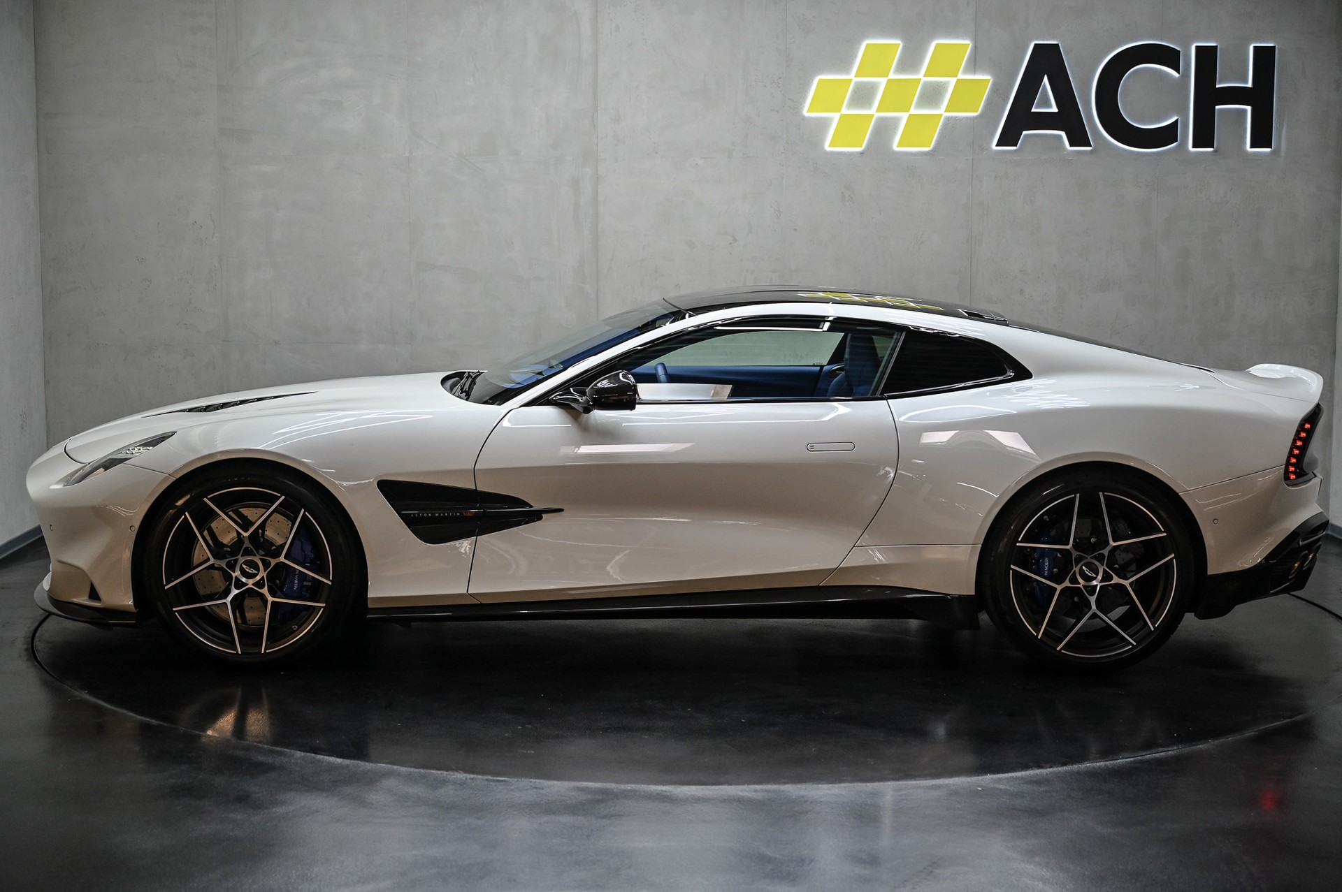 ASTON MARTIN Vanquish 5.2 V12 Bi-Turbo-image-4
