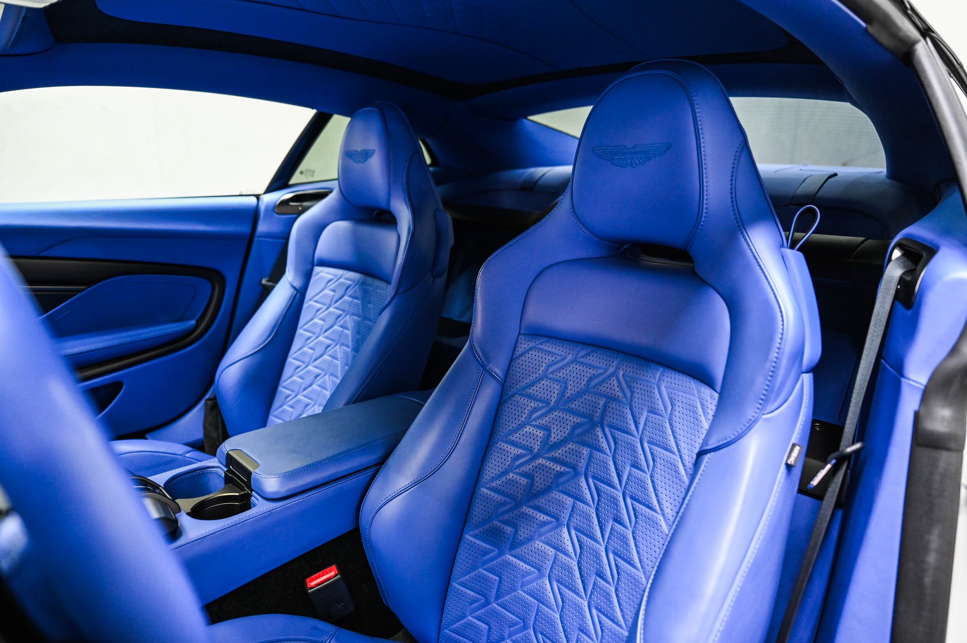 ASTON MARTIN Vanquish 5.2 V12 Bi-Turbo-image-31