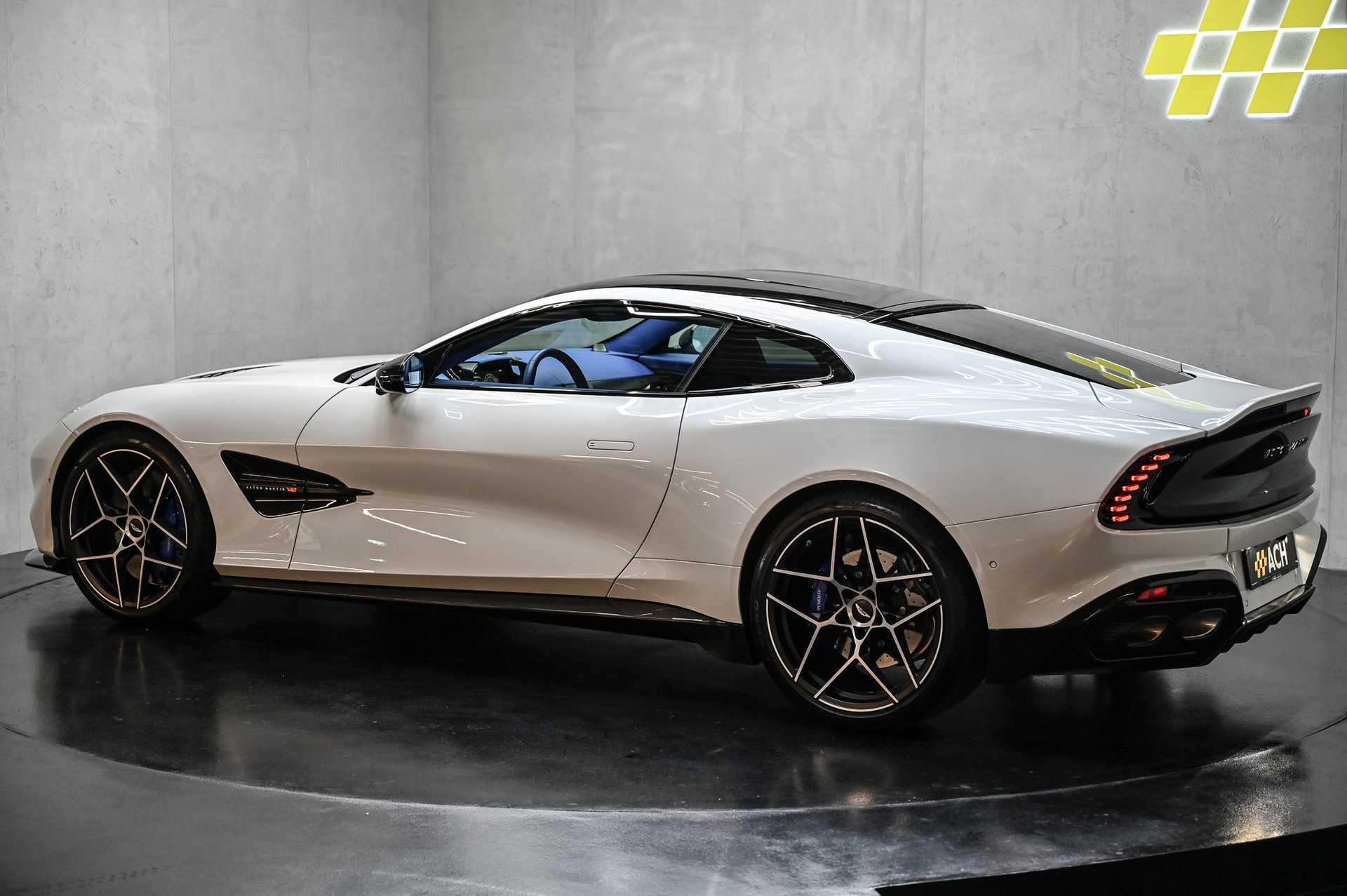 ASTON MARTIN Vanquish 5.2 V12 Bi-Turbo-image-5