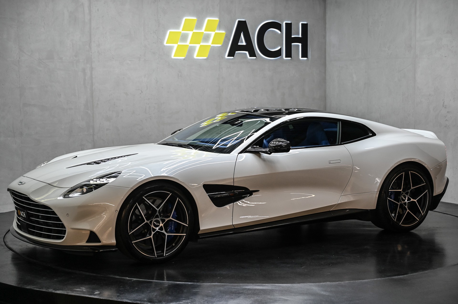 ASTON MARTIN Vanquish 5.2 V12 Bi-Turbo-showroom-element-3